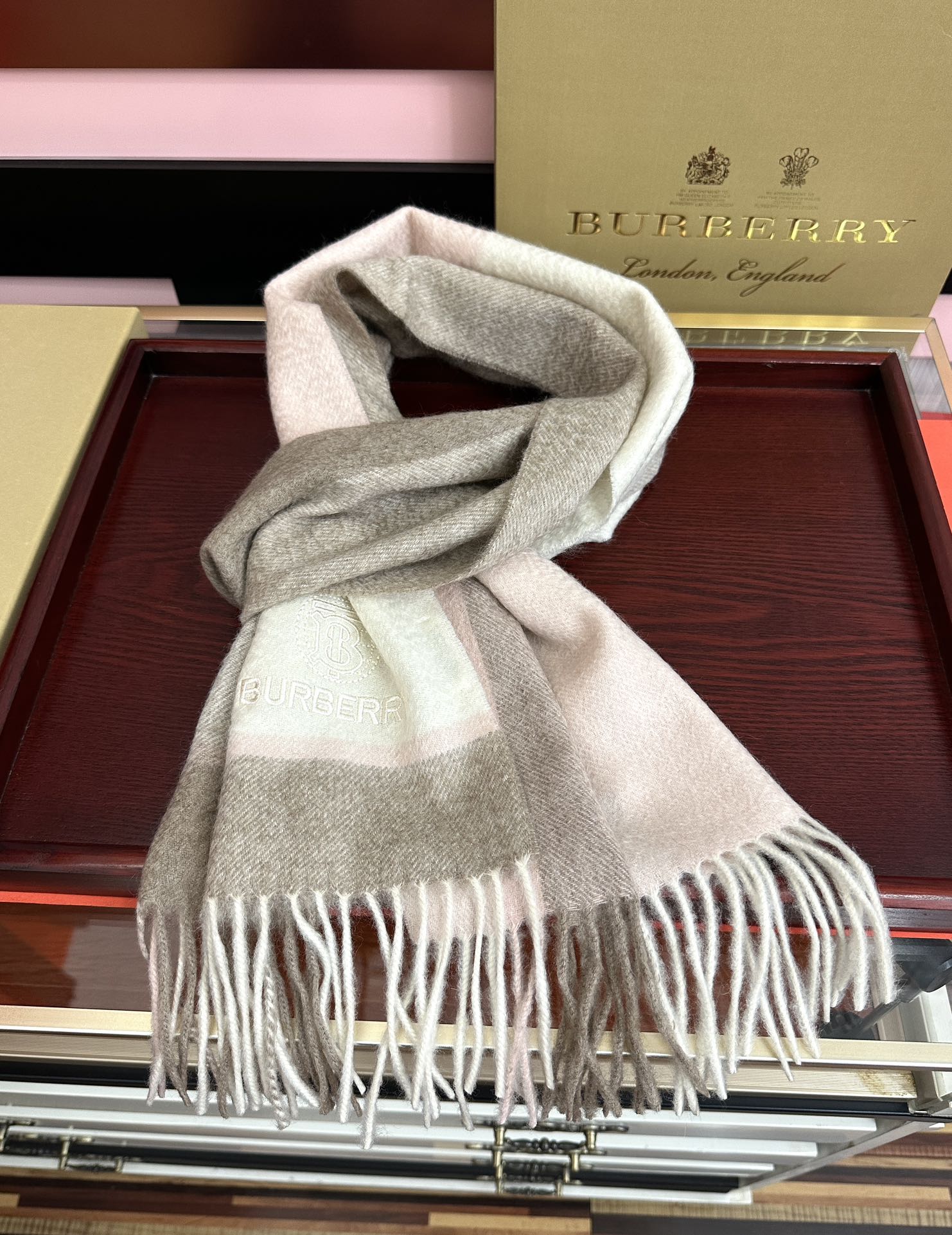 。85%山羊绒 2026 巴宝莉采用内蒙古顶级山羊绒，最新款男女通用情侣款👫重磅推荐💥 经典的格子，永不