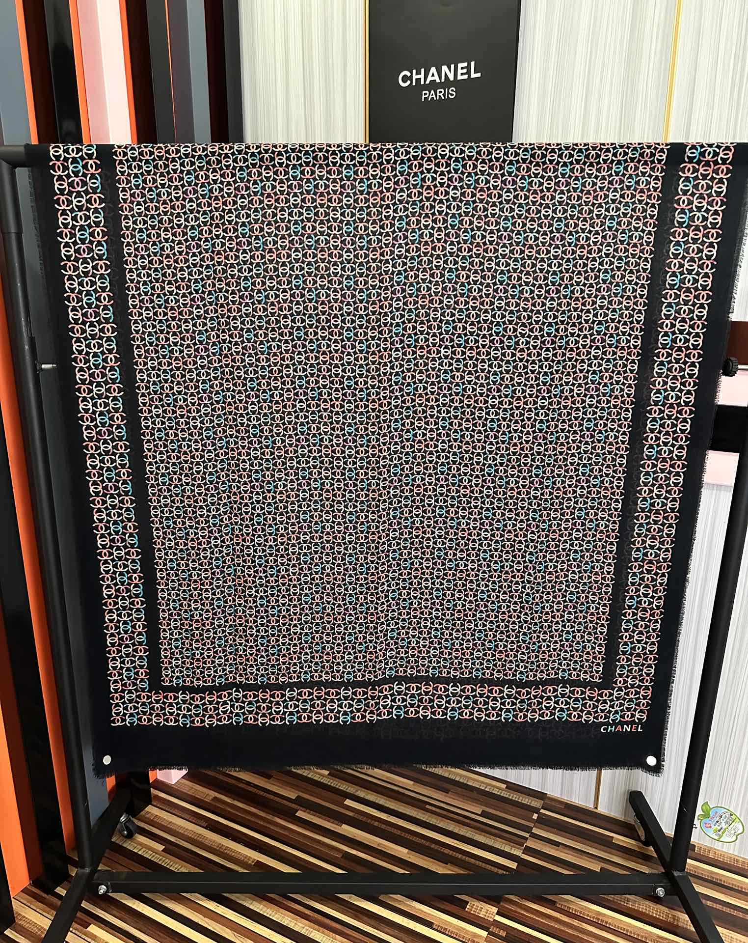 上新香奈儿 [玫瑰]顶级设计太美了，官网同步，真心赞👍【双C标志羊绒长巾】😘💍实物真心美 🎀披肩配以印花