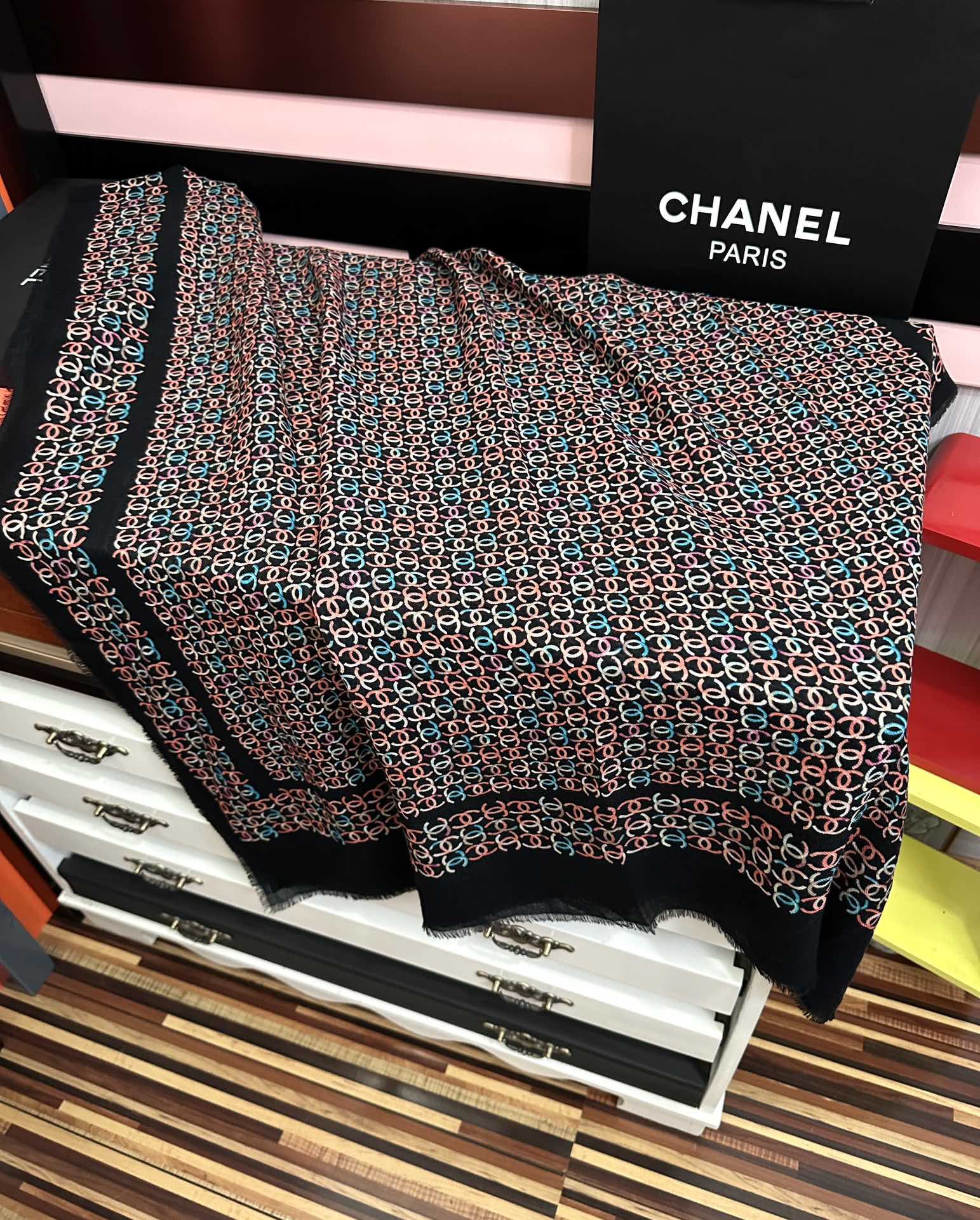 上新香奈儿 [玫瑰]顶级设计太美了，官网同步，真心赞👍【双C标志羊绒长巾】😘💍实物真心美 🎀披肩配以印花