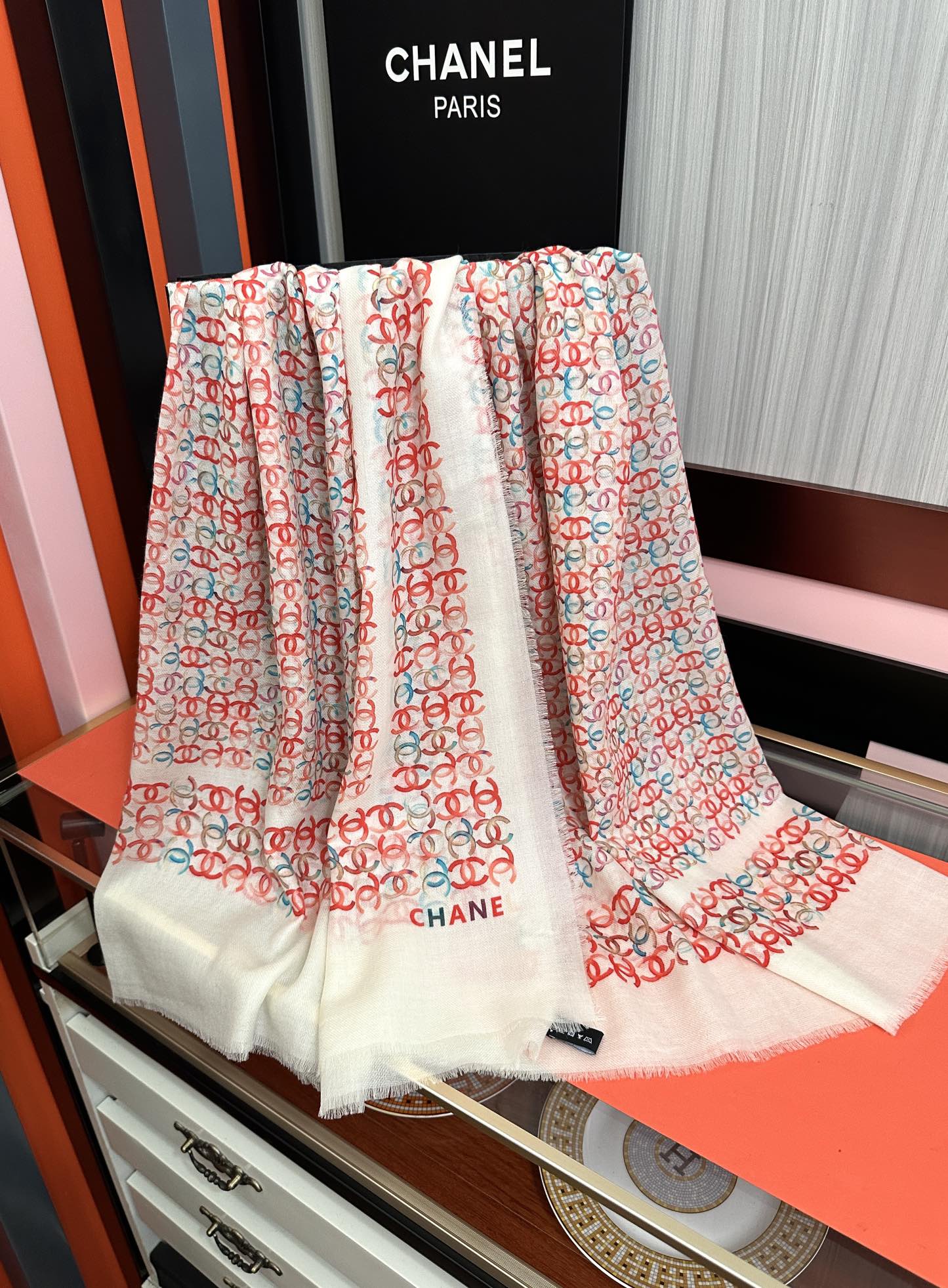 上新香奈儿2026 [玫瑰]顶级设计太美了，官网同步，真心赞👍【双C标志羊绒长巾】😘💍实物真心美 🎀披肩