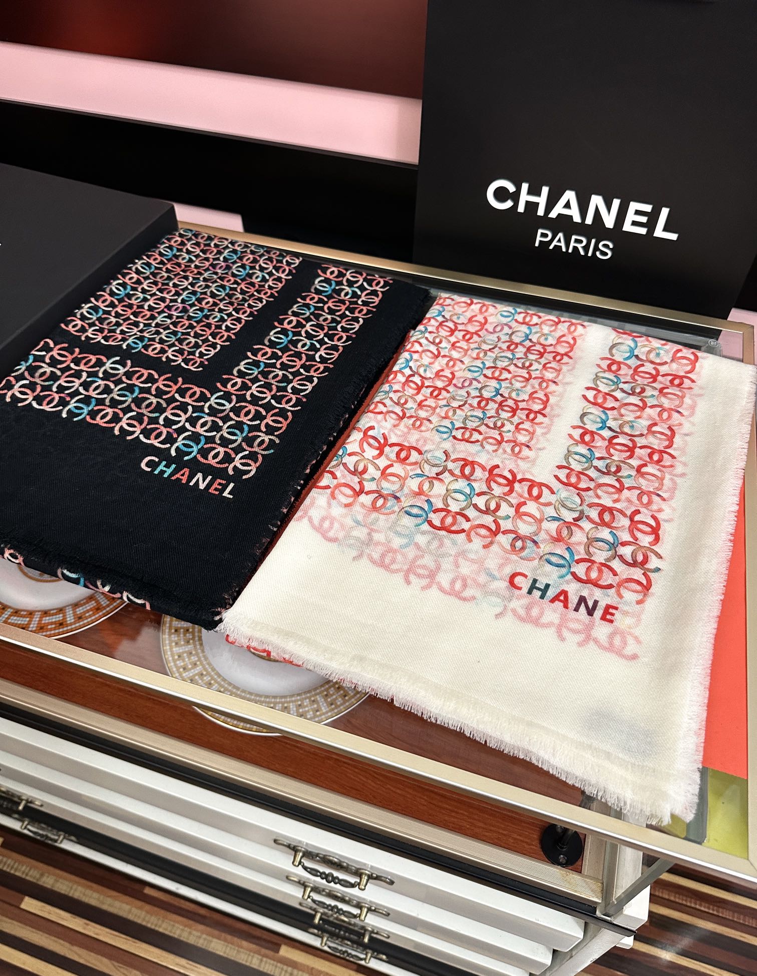 上新香奈儿2026 [玫瑰]顶级设计太美了，官网同步，真心赞👍【双C标志羊绒长巾】😘💍实物真心美 🎀披肩