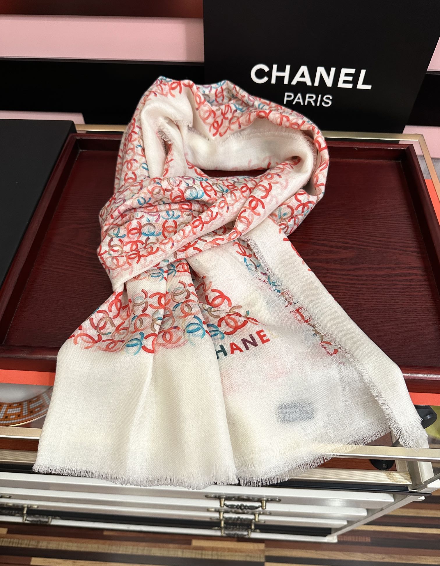 上新香奈儿2026 [玫瑰]顶级设计太美了，官网同步，真心赞👍【双C标志羊绒长巾】😘💍实物真心美 🎀披肩