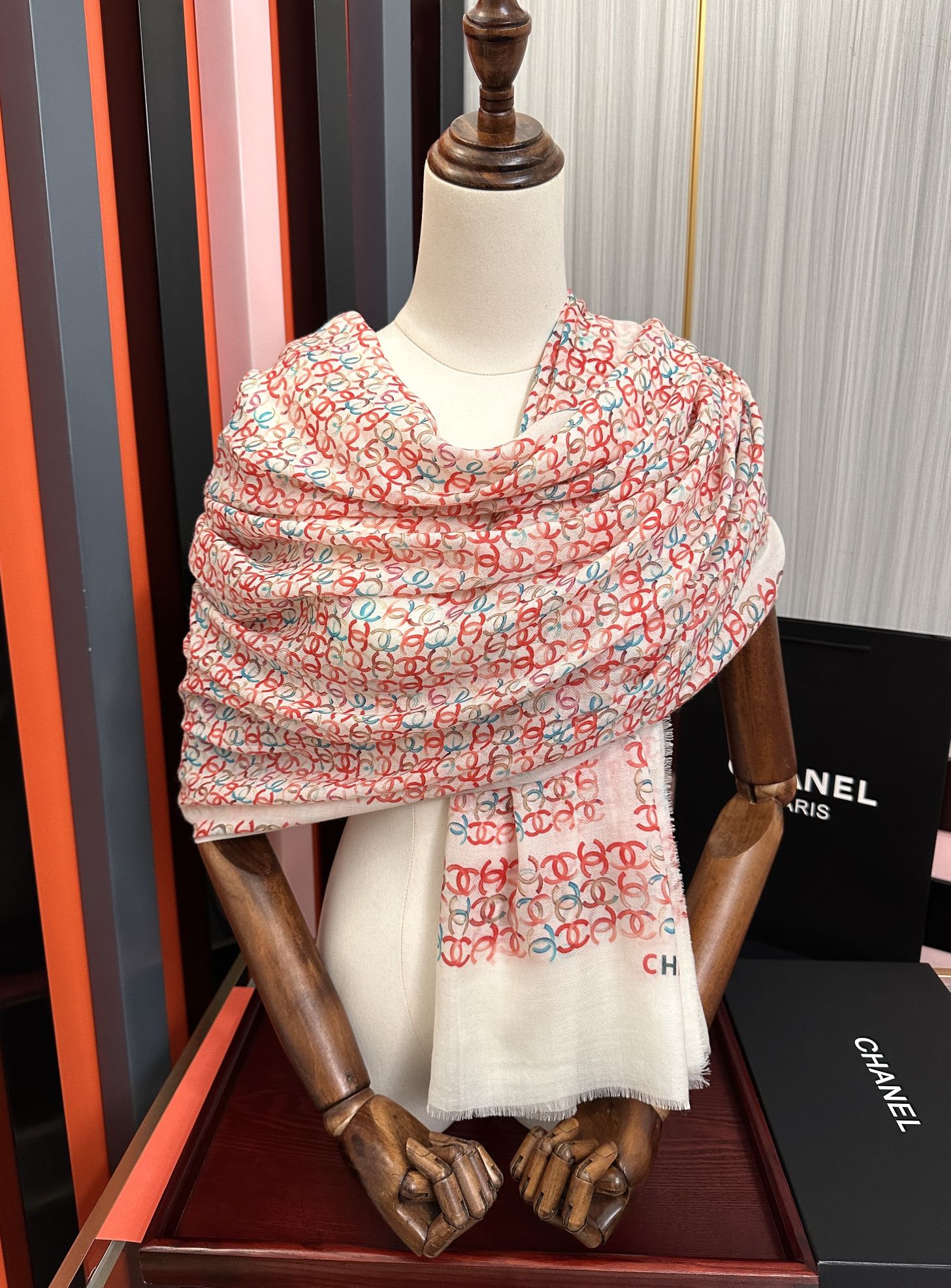 上新香奈儿2026 [玫瑰]顶级设计太美了，官网同步，真心赞👍【双C标志羊绒长巾】😘💍实物真心美 🎀披肩