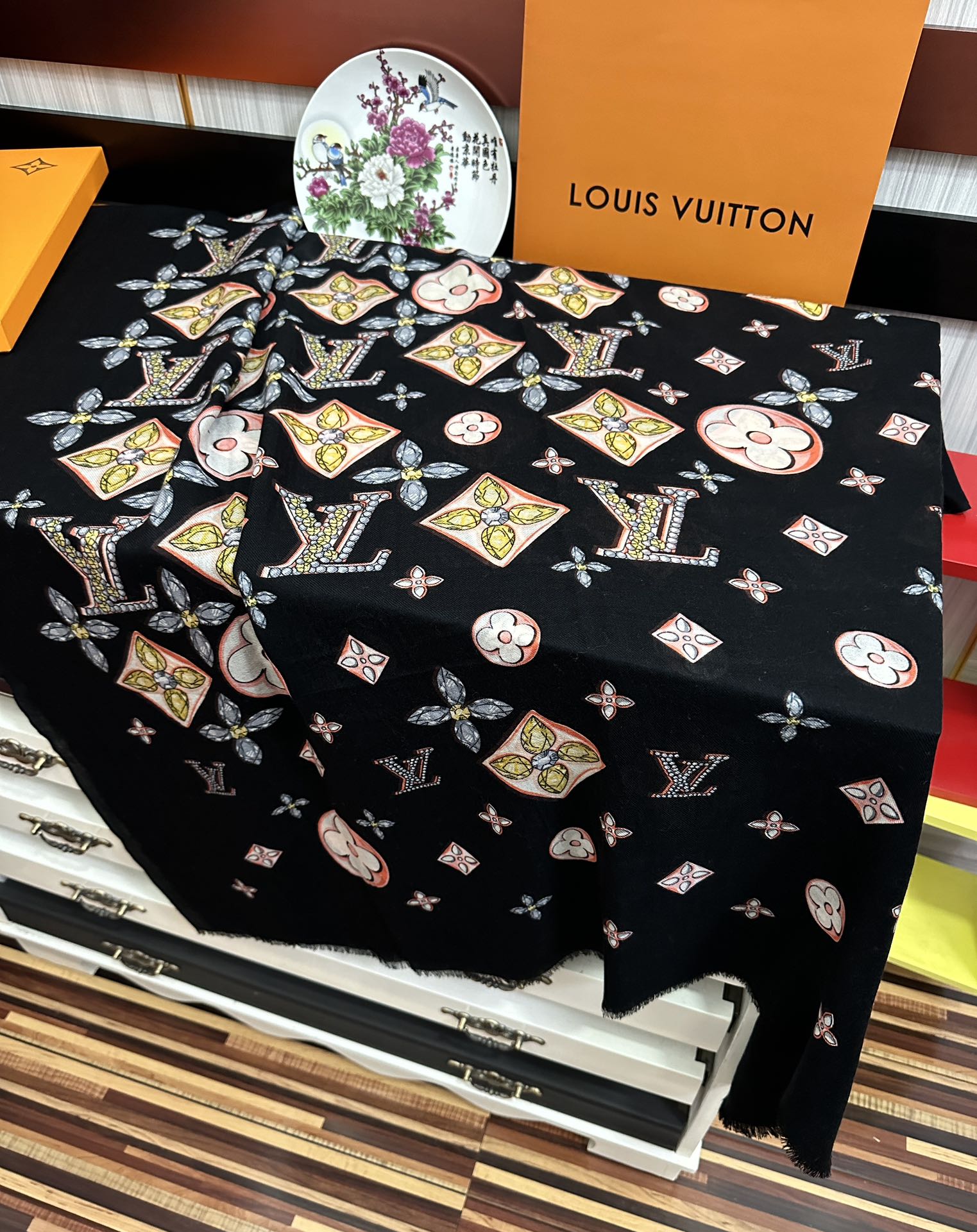 。太美了[爱心] L家 2026最新款‼️真心赞👍【羊绒长巾】😘💍实物真心美 🎀披肩配以印花💓💃🏻无论设