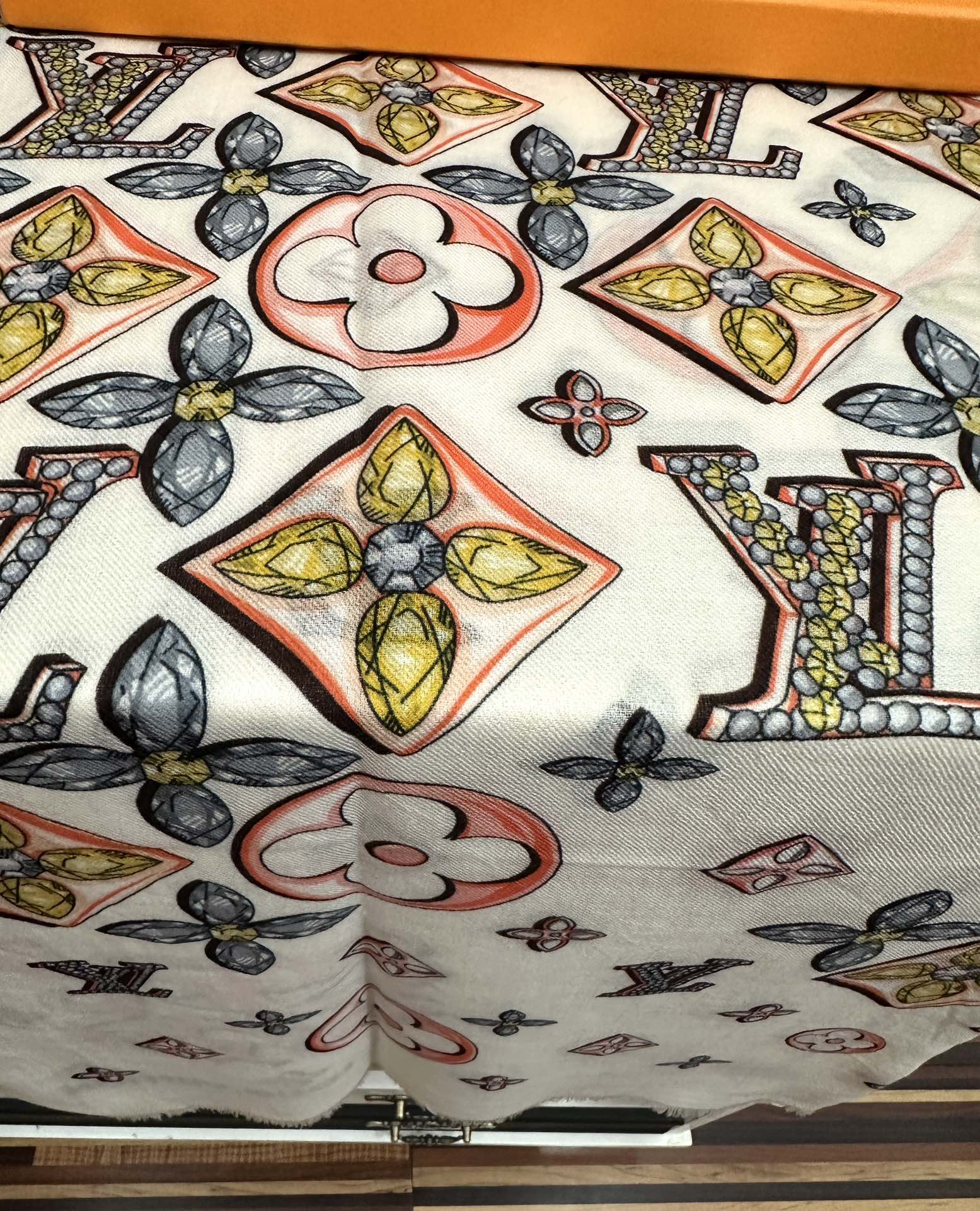 。太美了[爱心] L家 2026最新款‼️真心赞👍【羊绒长巾】😘💍实物真心美 🎀披肩配以印花💓💃🏻无论设