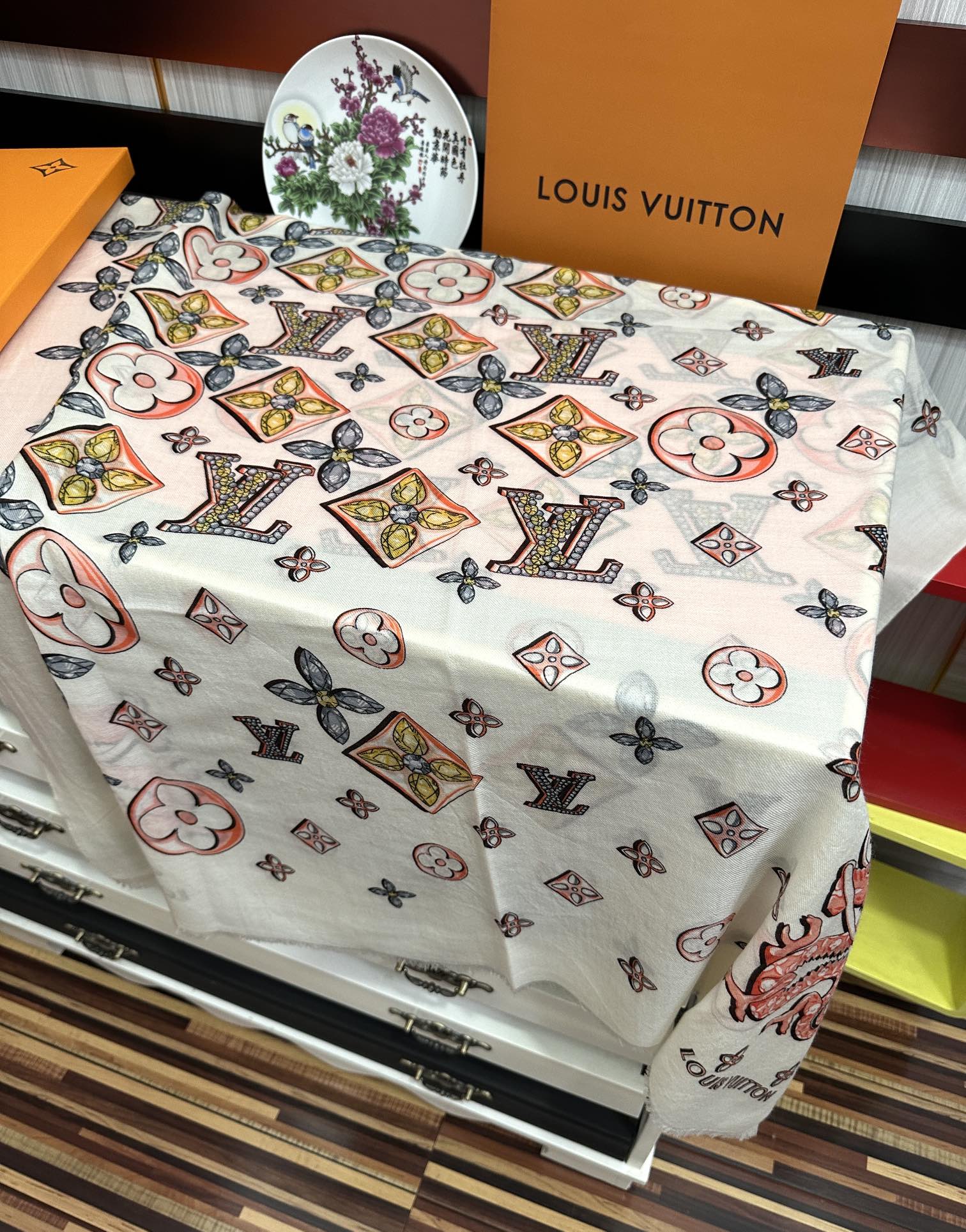 。太美了[爱心] L家 2026最新款‼️真心赞👍【羊绒长巾】😘💍实物真心美 🎀披肩配以印花💓💃🏻无论设