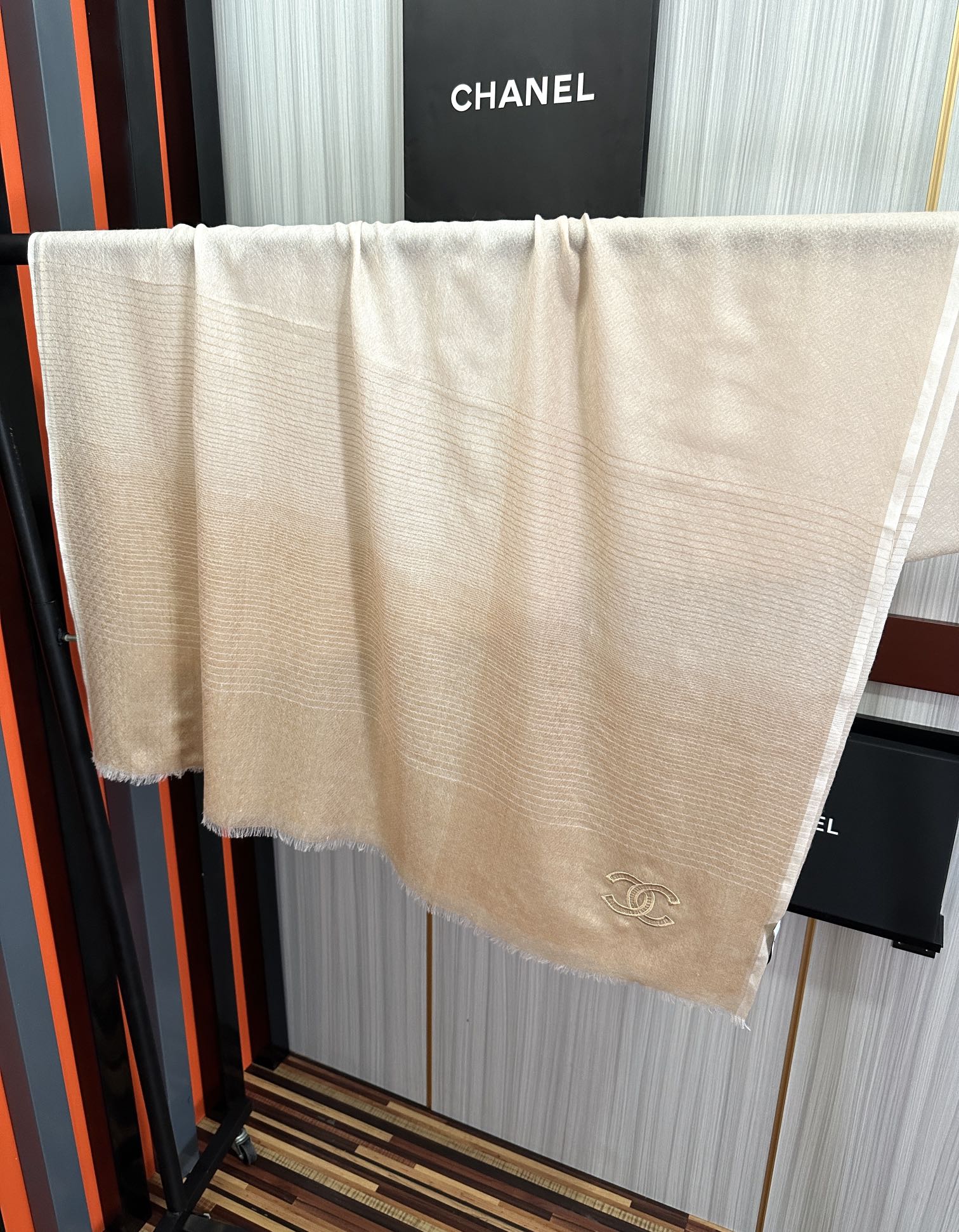 上新。2011 小香👍重磅推荐🎀太美了，人人都喜欢💕时潮人都有好几条围巾放在衣橱，🧣换条围巾就足够让你有