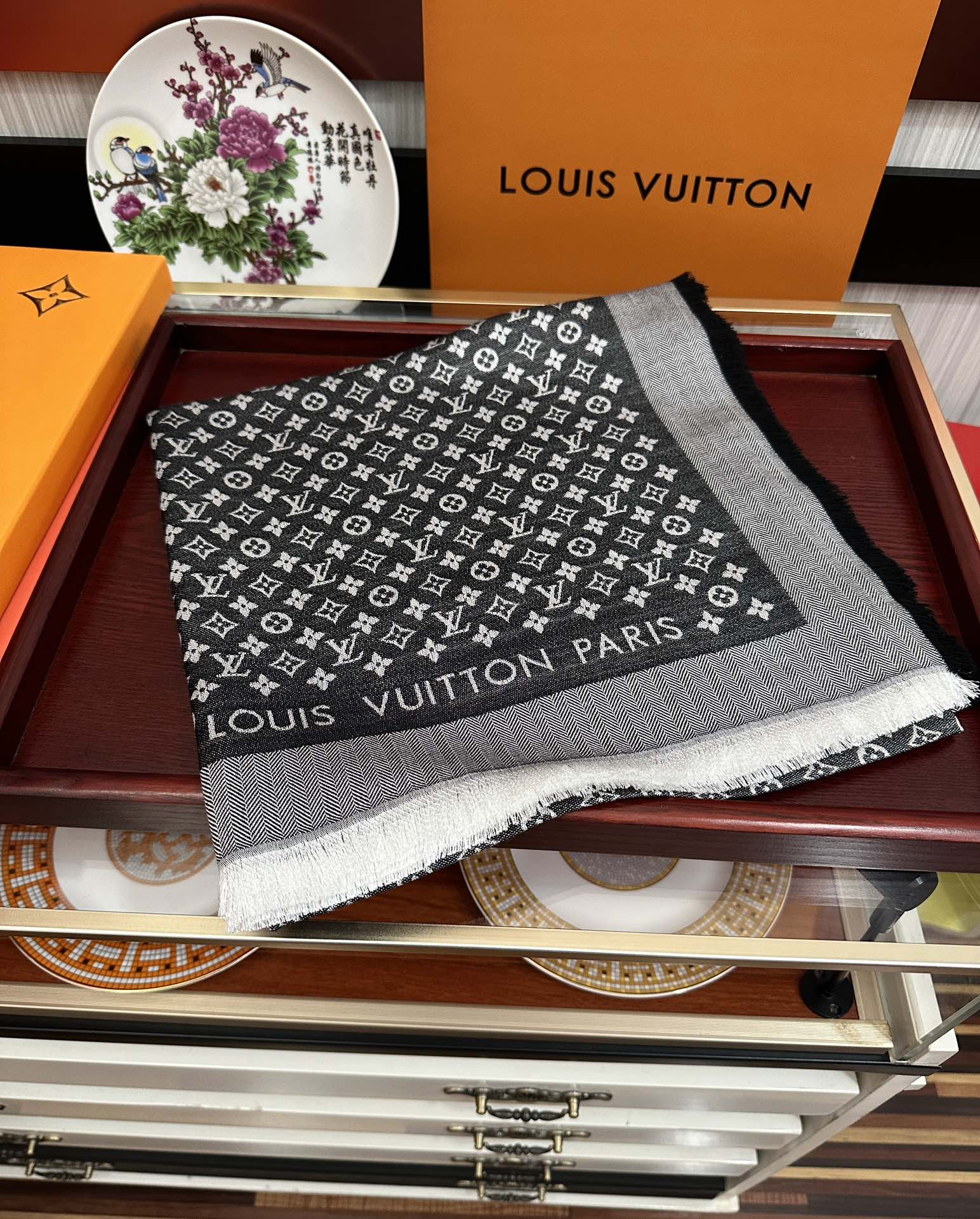 上新🎉LV老花图案这款披肩将真丝与羊毛相混搭❤️质地柔软而温暖饰有不同色调Monogram图案💄饰有的字