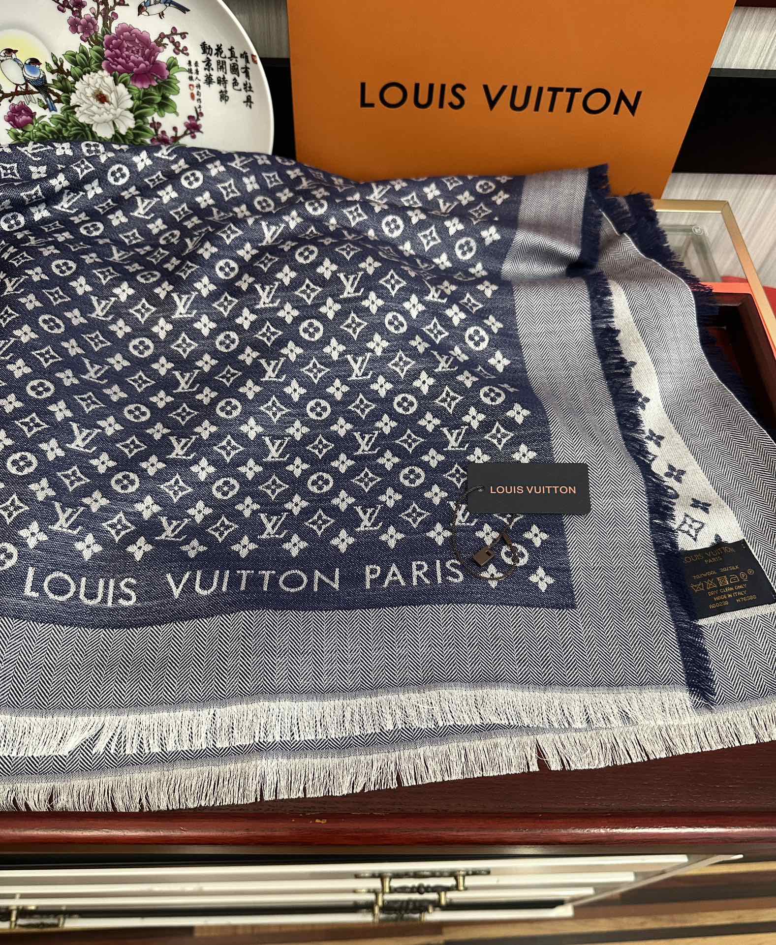 上新🎉LV老花图案这款披肩将真丝与羊毛相混搭❤️质地柔软而温暖饰有不同色调Monogram图案💄饰有的字