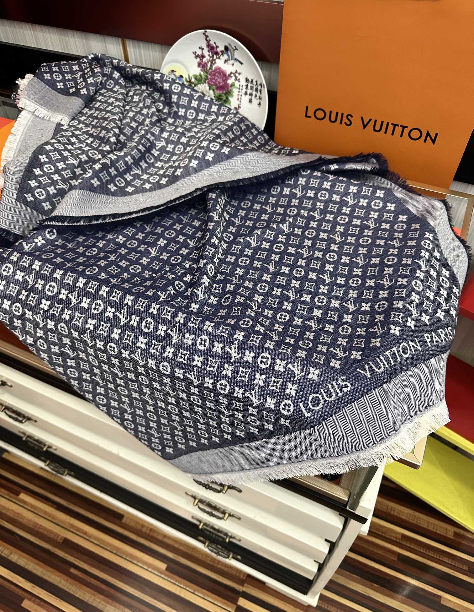 上新🎉LV老花图案这款披肩将真丝与羊毛相混搭❤️质地柔软而温暖饰有不同色调Monogram图案💄饰有的字