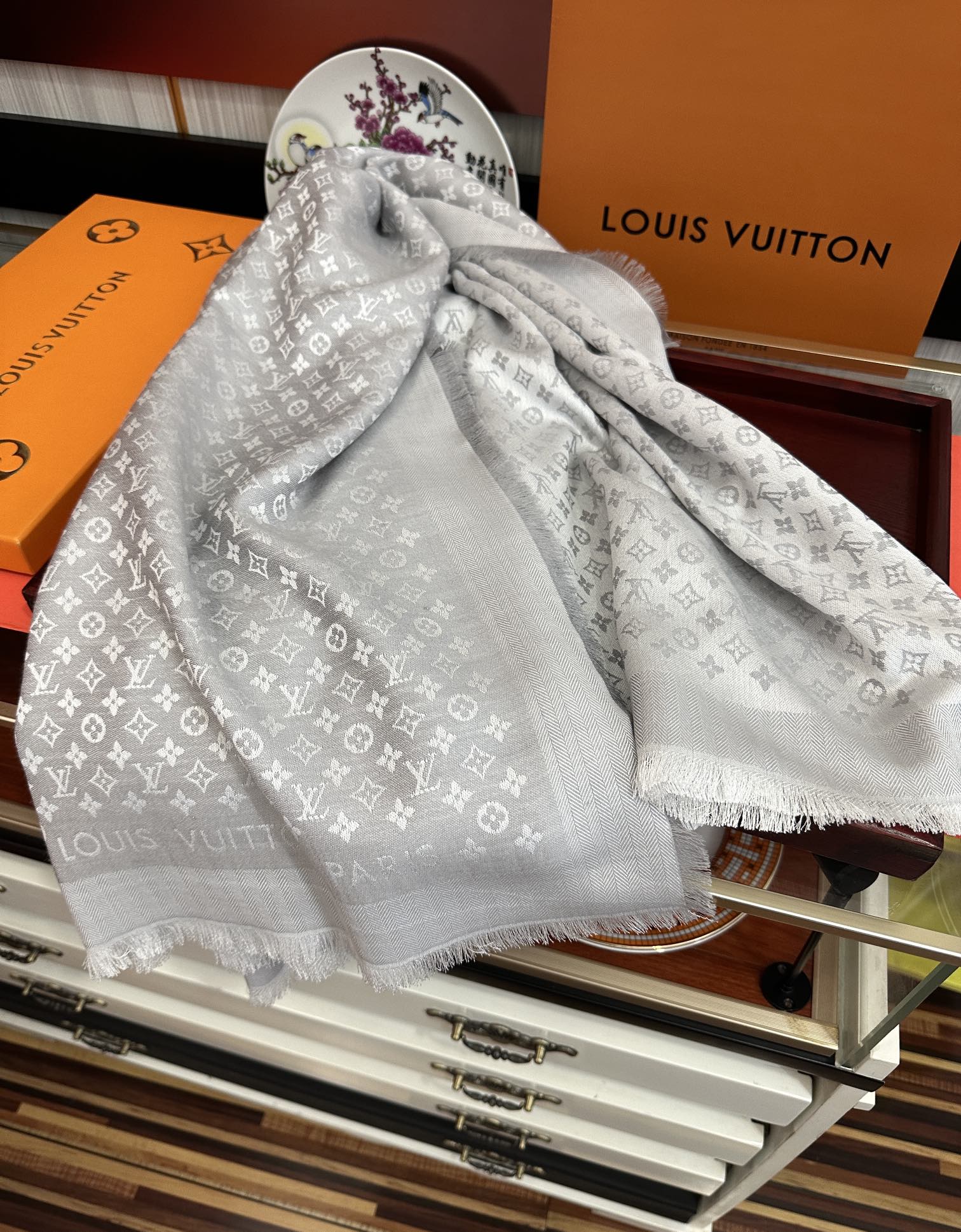 上新🎉LV老花图案这款披肩将真丝与羊毛相混搭❤️质地柔软而温暖饰有不同色调Monogram图案💄饰有的字