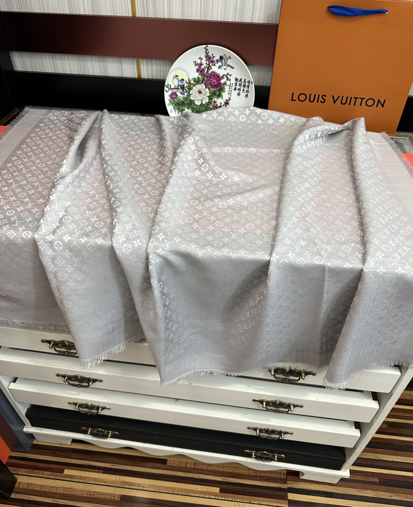 上新🎉LV老花图案这款披肩将真丝与羊毛相混搭❤️质地柔软而温暖饰有不同色调Monogram图案💄饰有的字