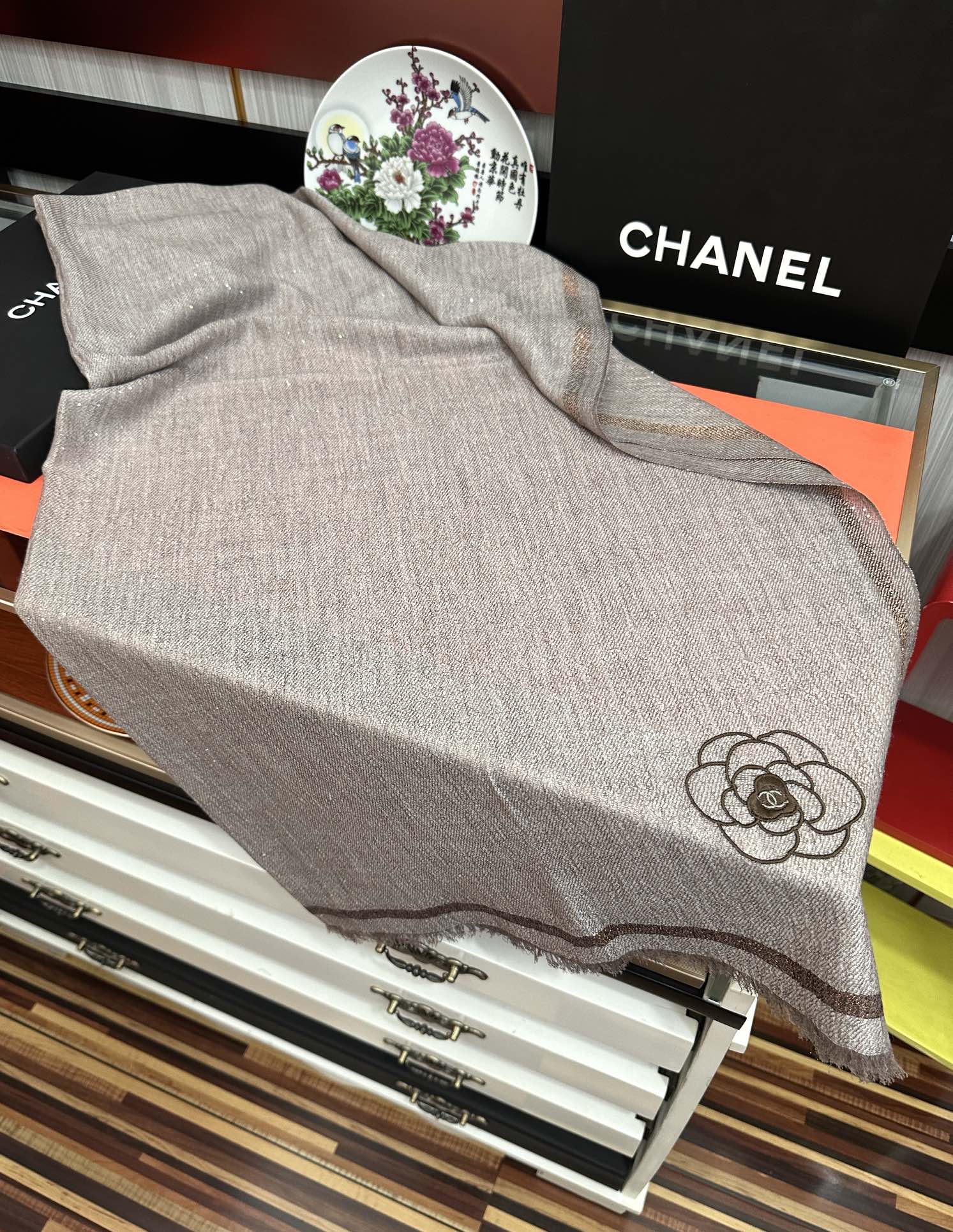 。香奈 儿👍2026重磅推荐🎀太美了👓，人人都喜欢💕时潮人都有好几条小香围巾放在衣橱，🧣换条围巾就足够让