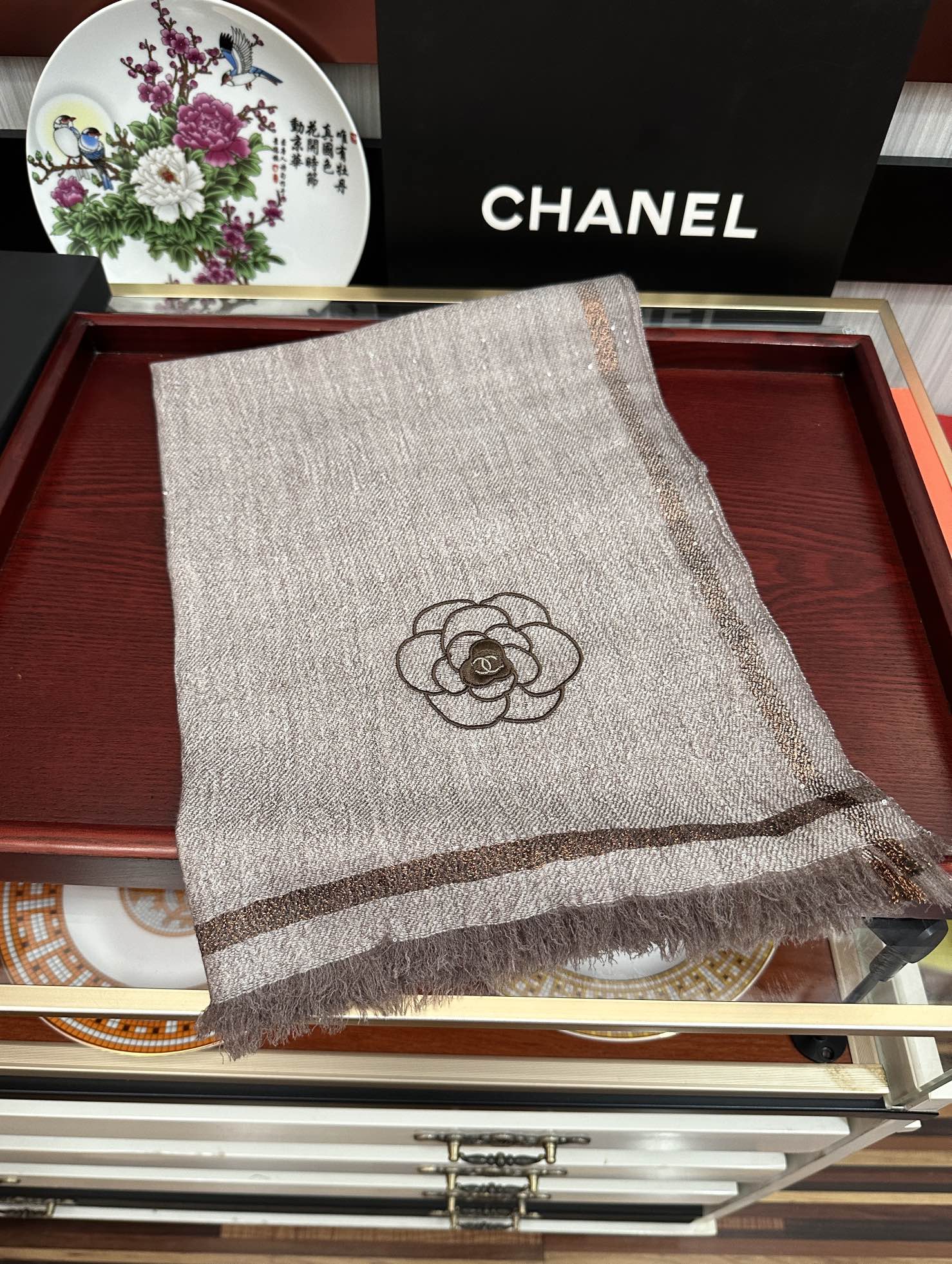 。香奈 儿👍2026重磅推荐🎀太美了👓，人人都喜欢💕时潮人都有好几条小香围巾放在衣橱，🧣换条围巾就足够让