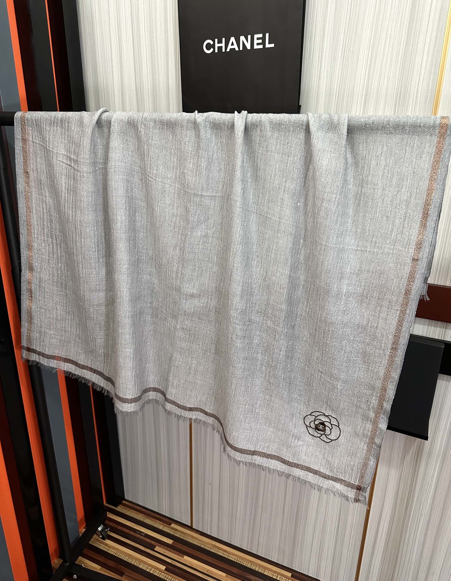 。香奈 儿👍2026重磅推荐🎀太美了👓，人人都喜欢💕时潮人都有好几条小香围巾放在衣橱，🧣换条围巾就足够让