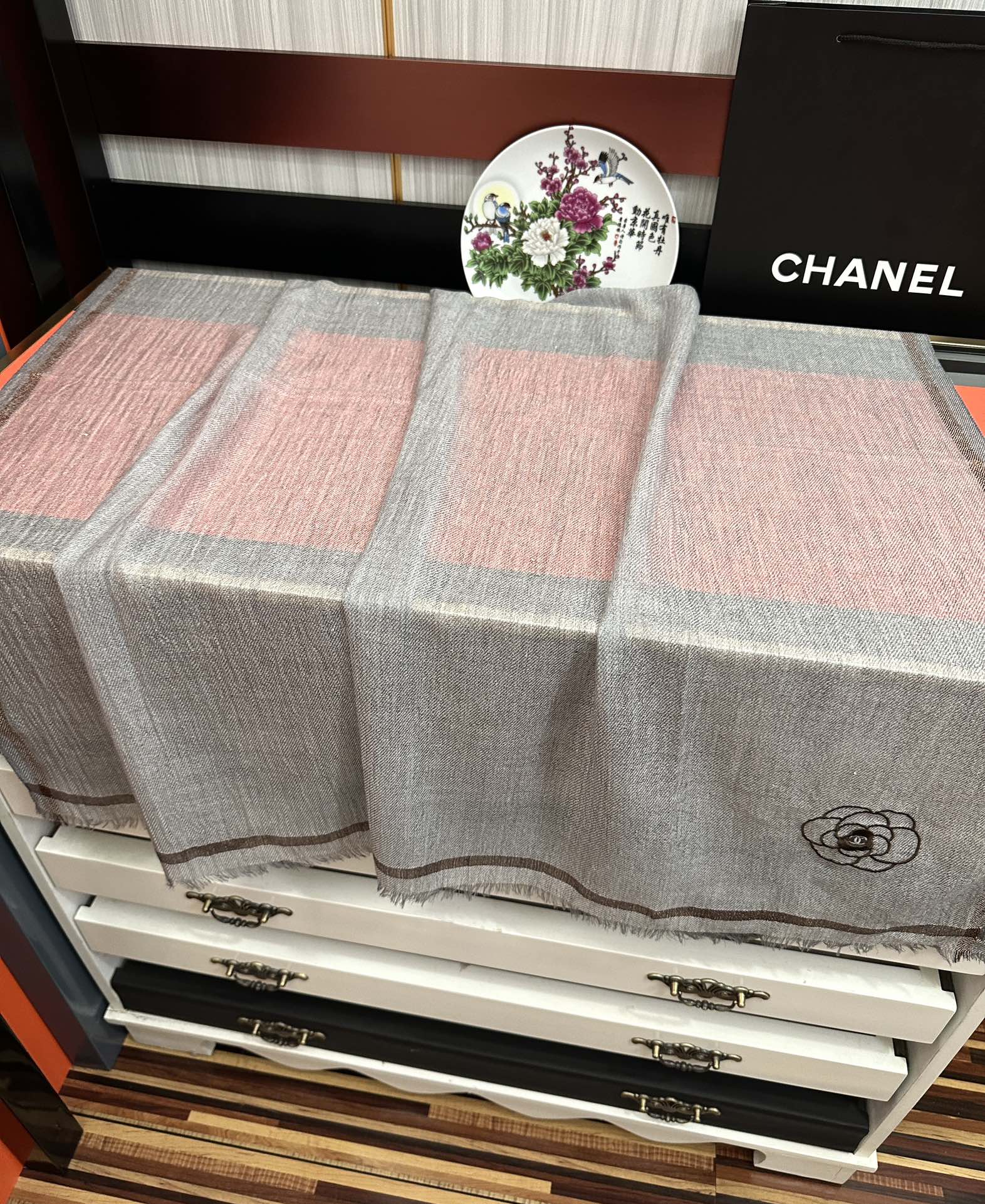 。香奈 儿👍2026重磅推荐🎀太美了👓，人人都喜欢💕时潮人都有好几条小香围巾放在衣橱，🧣换条围巾就足够让