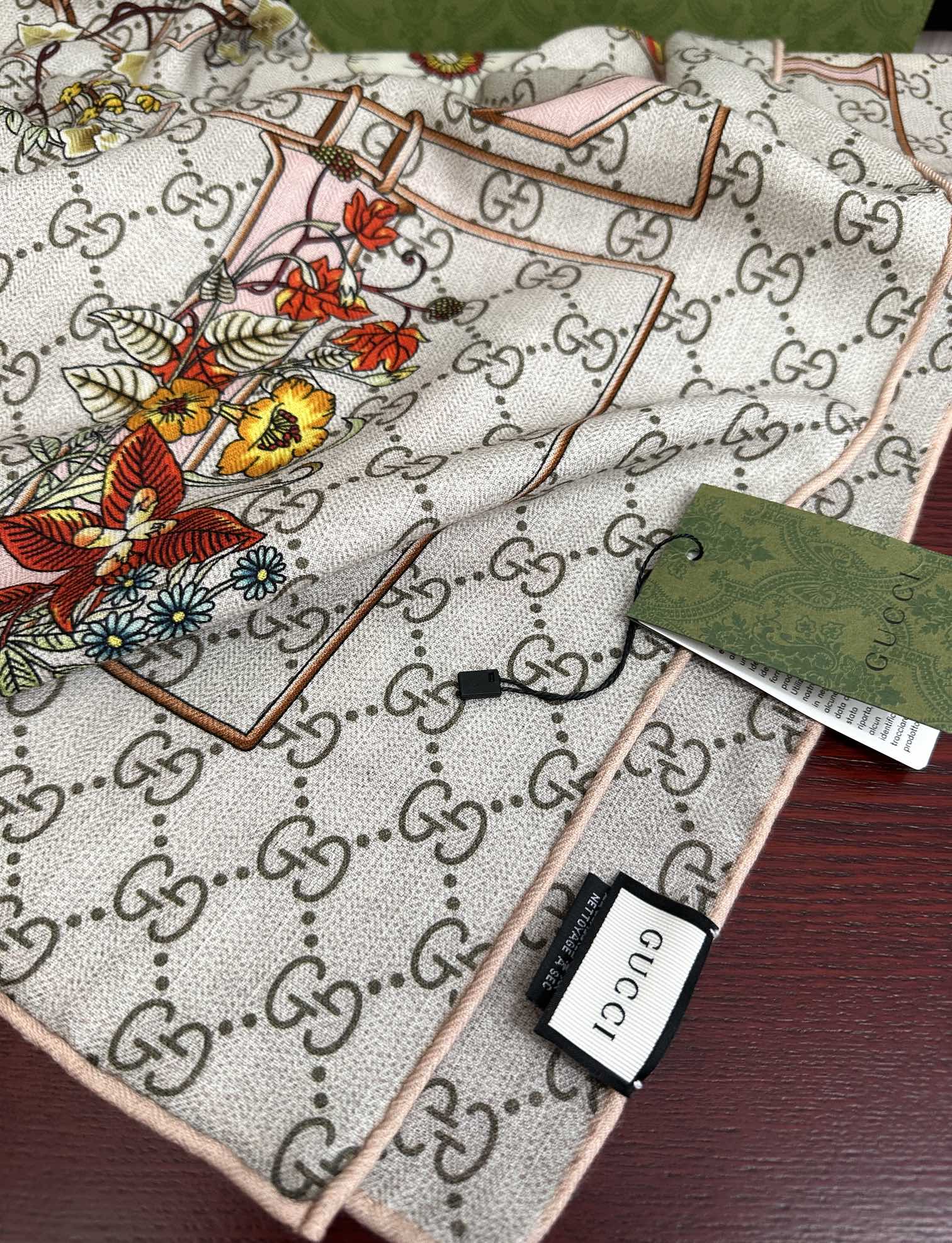 爆款。古奇 【GG图案双面同色】永远流行[礼物]~新一季的面料超高级，真心超级柔软，丝丝顺滑[太阳]韧性