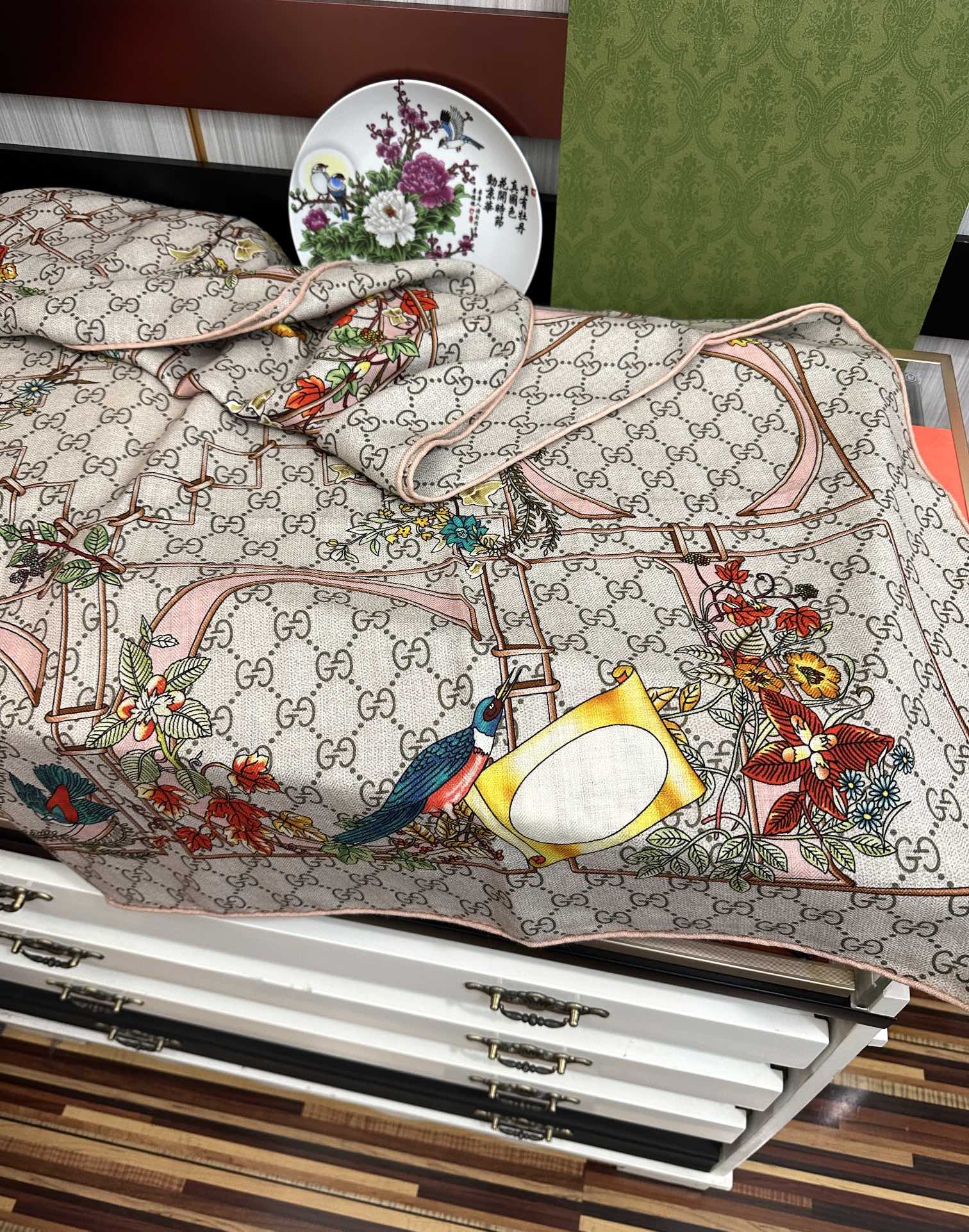 爆款。古奇 【GG图案双面同色】永远流行[礼物]~新一季的面料超高级，真心超级柔软，丝丝顺滑[太阳]韧性