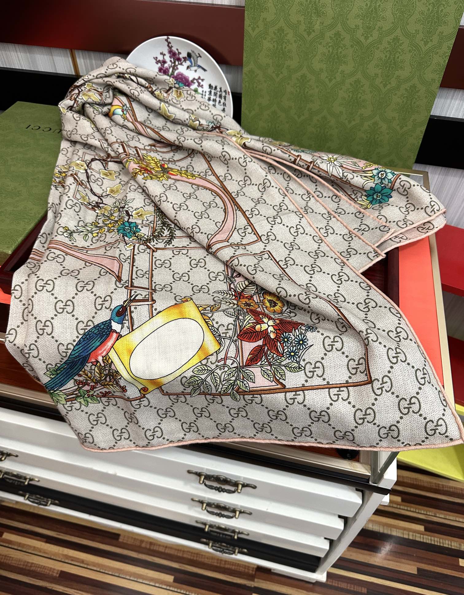 爆款。古奇 【GG图案双面同色】永远流行[礼物]~新一季的面料超高级，真心超级柔软，丝丝顺滑[太阳]韧性