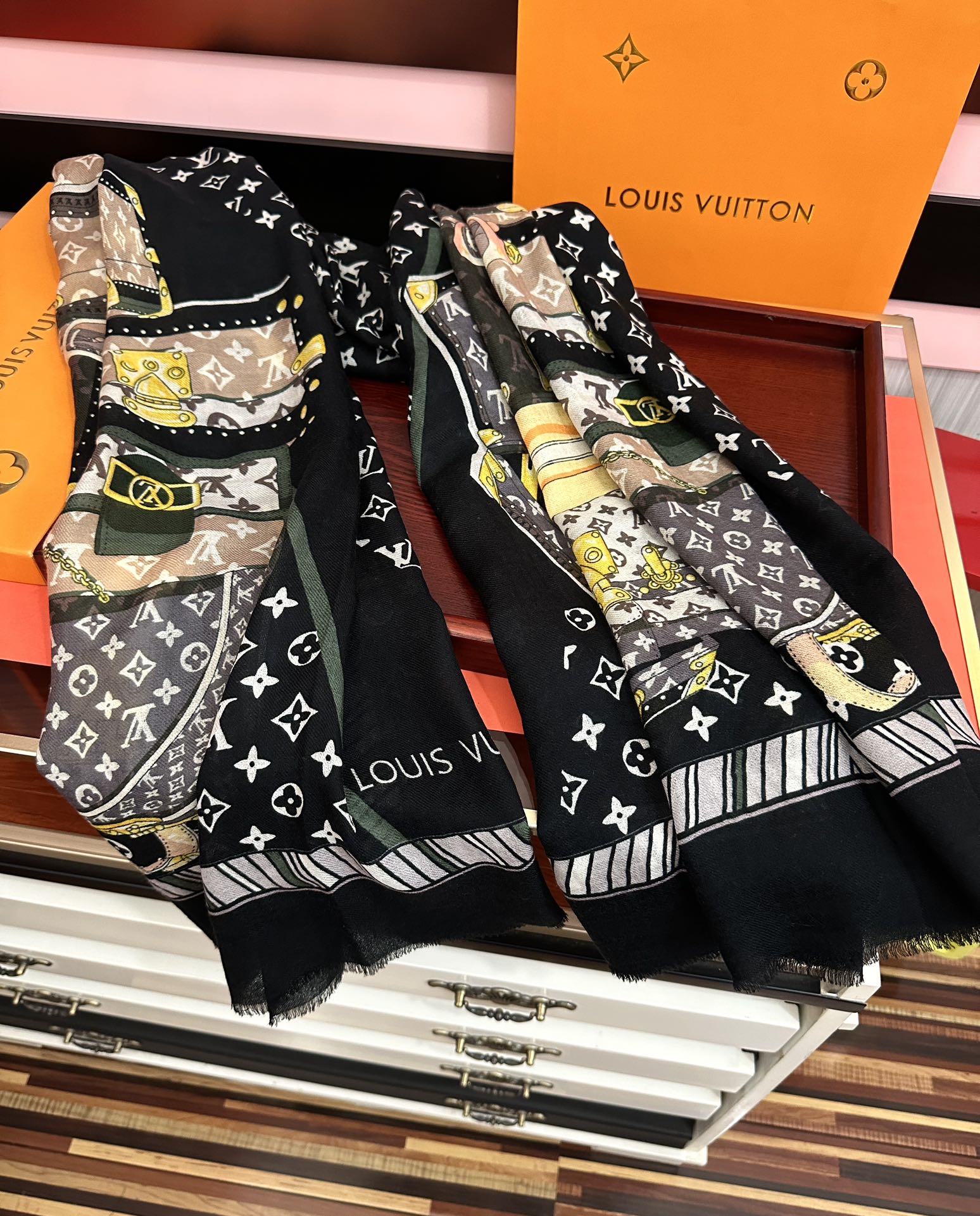 。上新L家2026新款最新款‼️顶级设计太美了，真心赞👍【L戒指绒长巾】😘💍实物真心美 🎀披肩配以印花💓