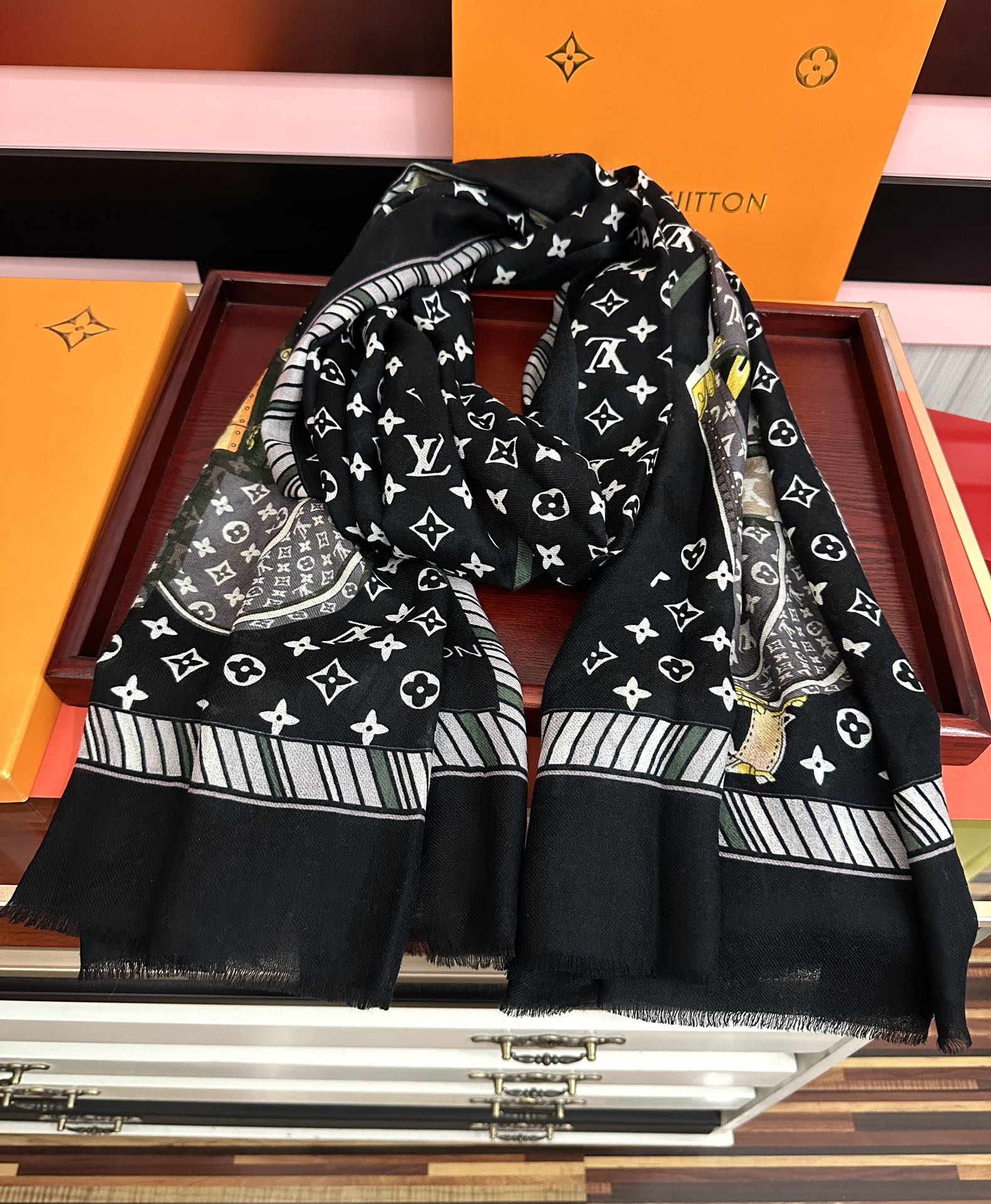 。上新L家2026新款最新款‼️顶级设计太美了，真心赞👍【L戒指绒长巾】😘💍实物真心美 🎀披肩配以印花💓