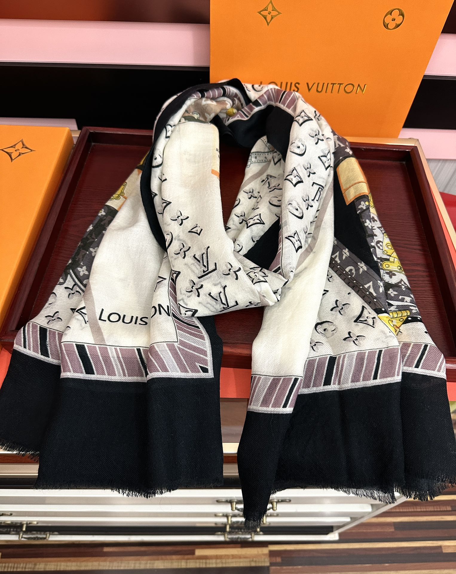 。上新L家2026新款最新款‼️顶级设计太美了，真心赞👍【L戒指绒长巾】😘💍实物真心美 🎀披肩配以印花💓