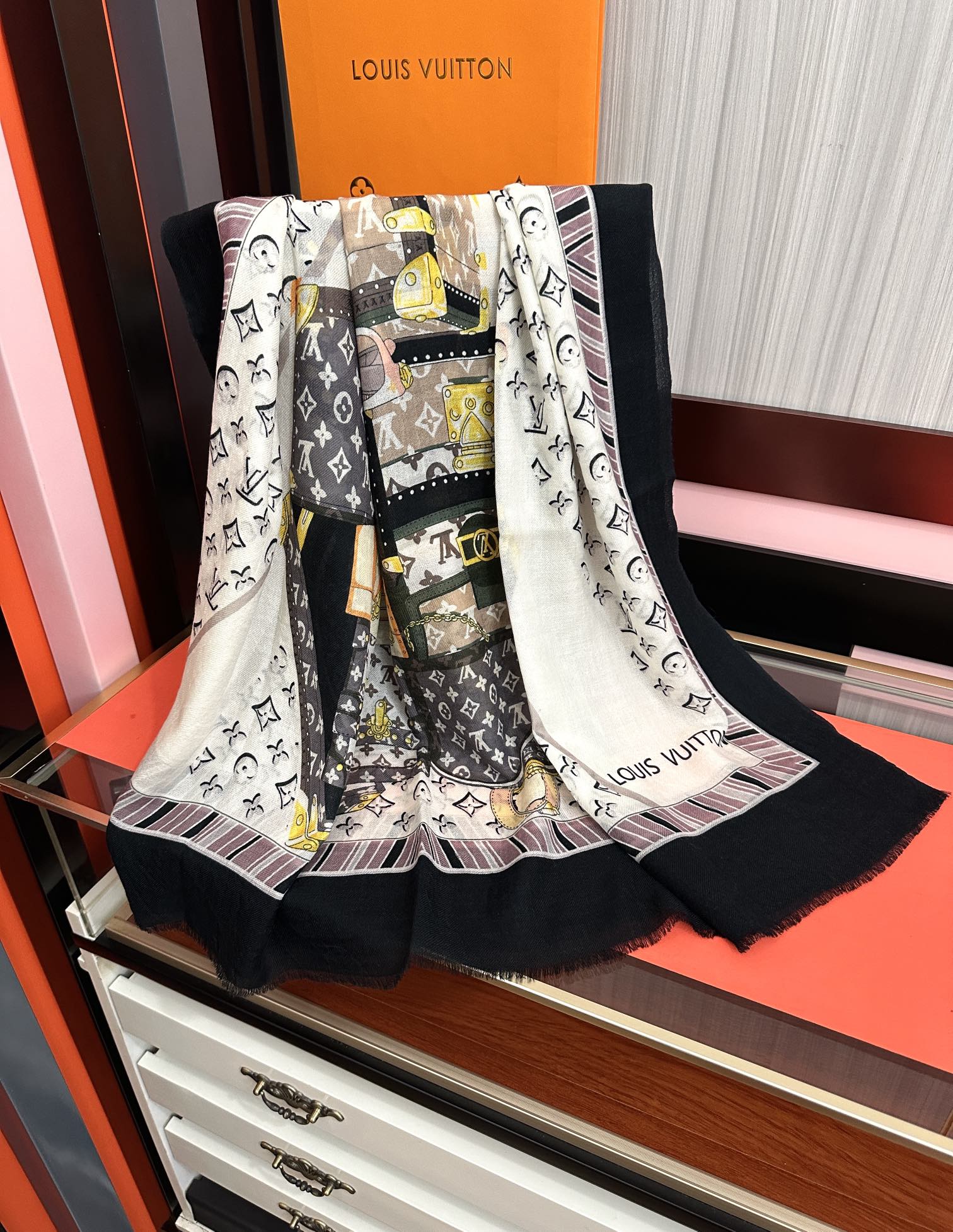 。上新L家2026新款最新款‼️顶级设计太美了，真心赞👍【L戒指绒长巾】😘💍实物真心美 🎀披肩配以印花💓