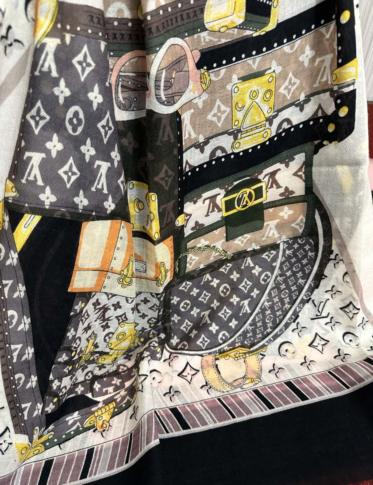 。上新L家2026新款最新款‼️顶级设计太美了，真心赞👍【L戒指绒长巾】😘💍实物真心美 🎀披肩配以印花💓