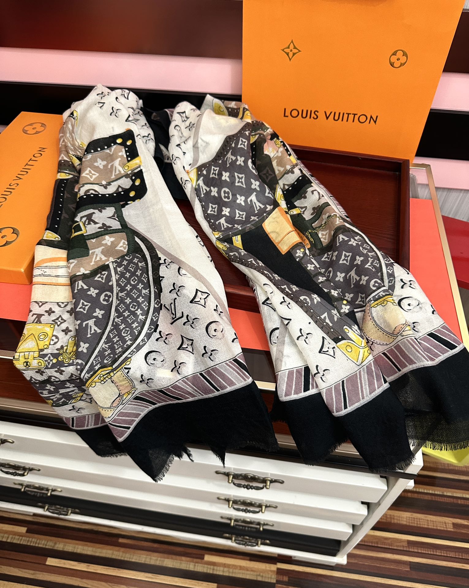 。上新L家2026新款最新款‼️顶级设计太美了，真心赞👍【L戒指绒长巾】😘💍实物真心美 🎀披肩配以印花💓