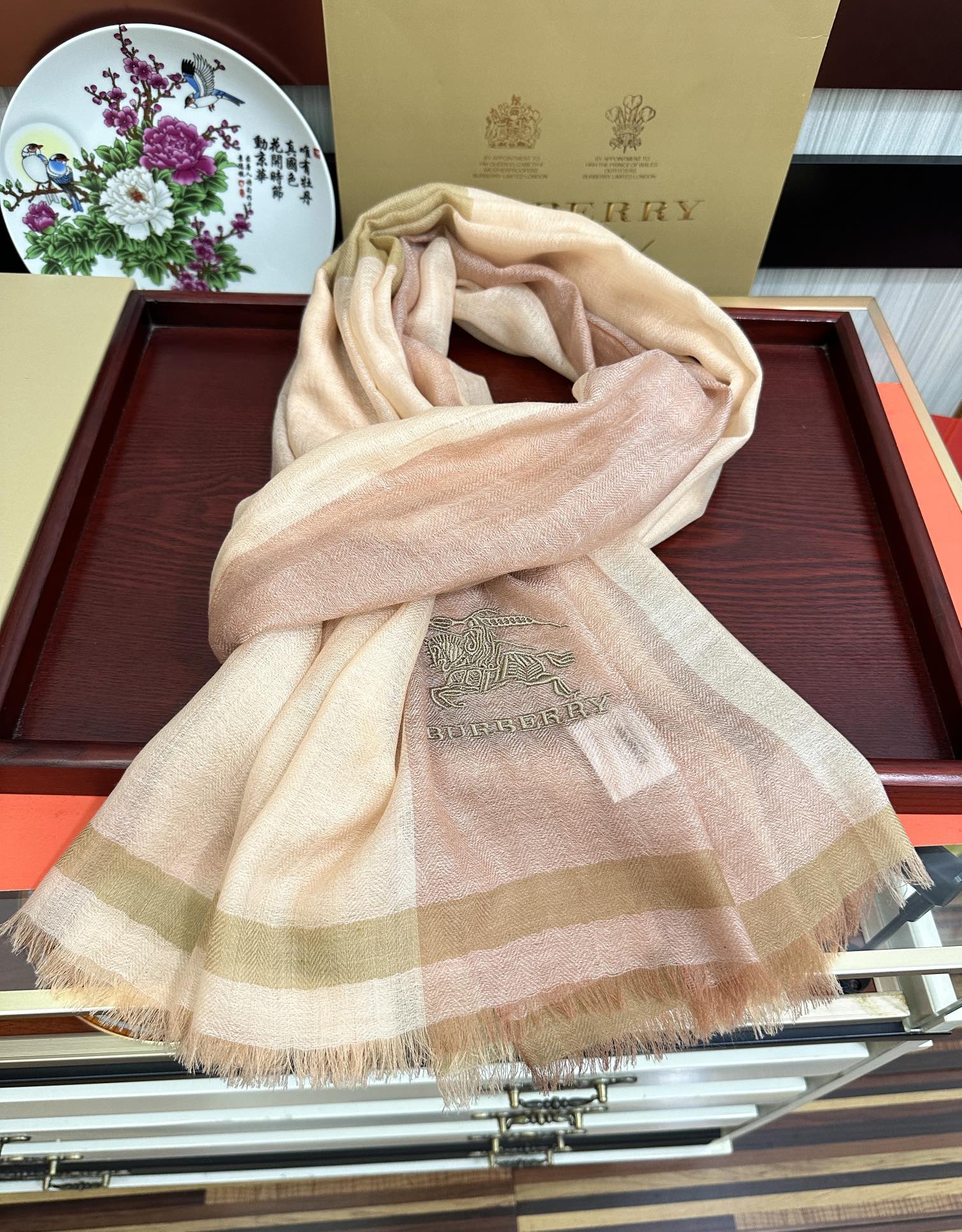 上新。2011 巴宝莉👍重磅推荐🎀太美了👓火爆N年的格子，人人都喜欢💕时潮人都有好几条巴家围巾放在衣橱，