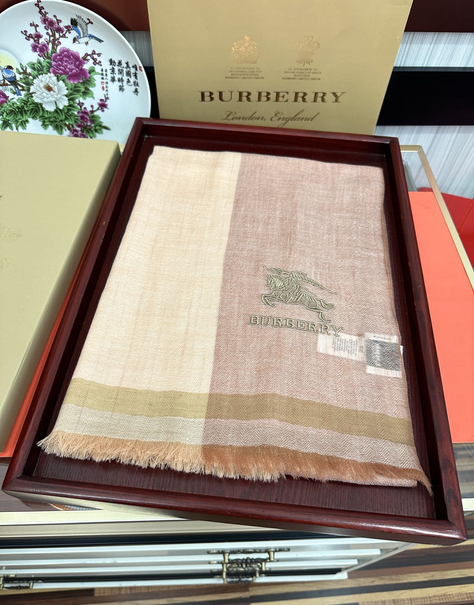 上新。2011 巴宝莉👍重磅推荐🎀太美了👓火爆N年的格子，人人都喜欢💕时潮人都有好几条巴家围巾放在衣橱，