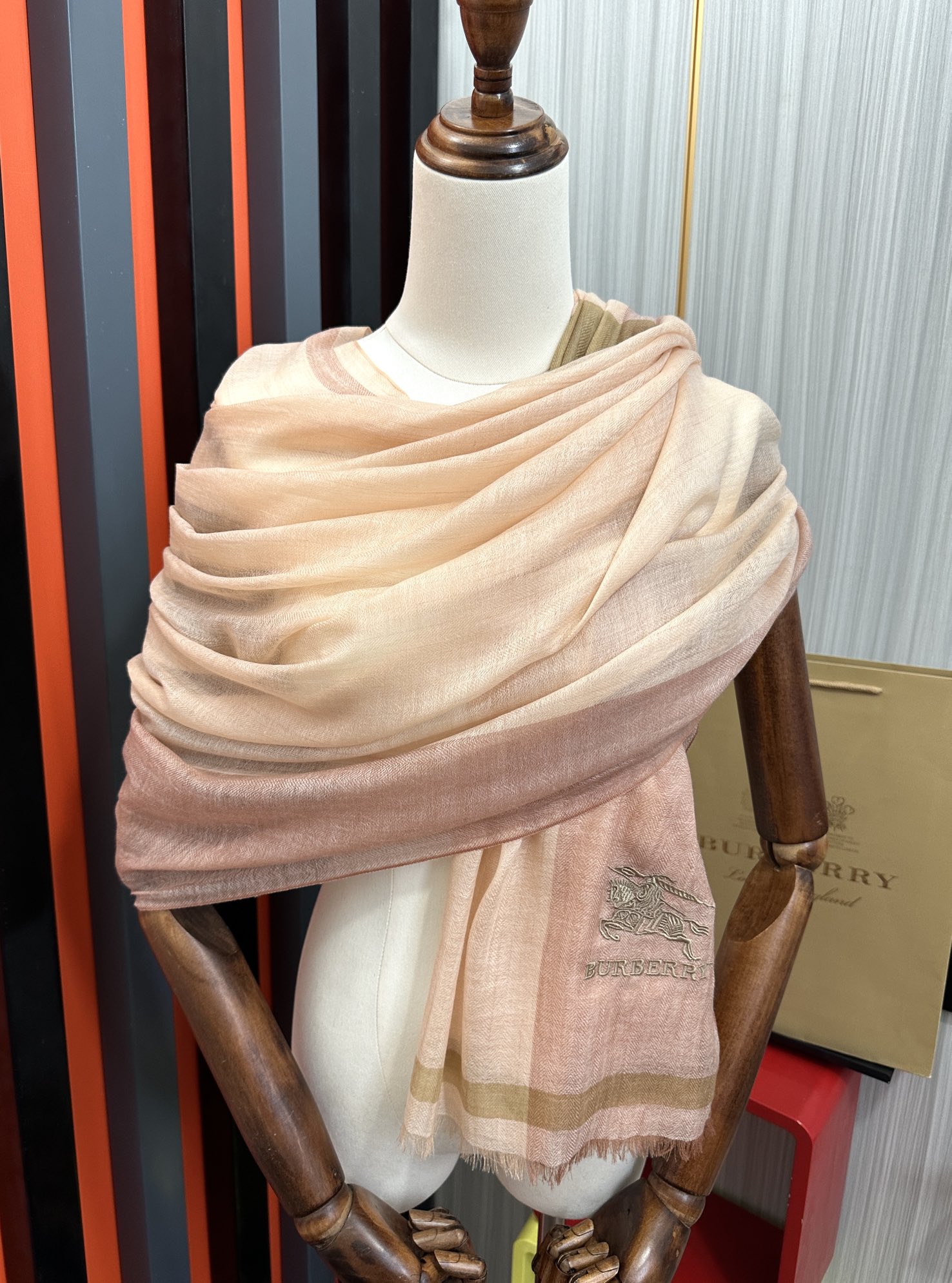 上新。2011 巴宝莉👍重磅推荐🎀太美了👓火爆N年的格子，人人都喜欢💕时潮人都有好几条巴家围巾放在衣橱，