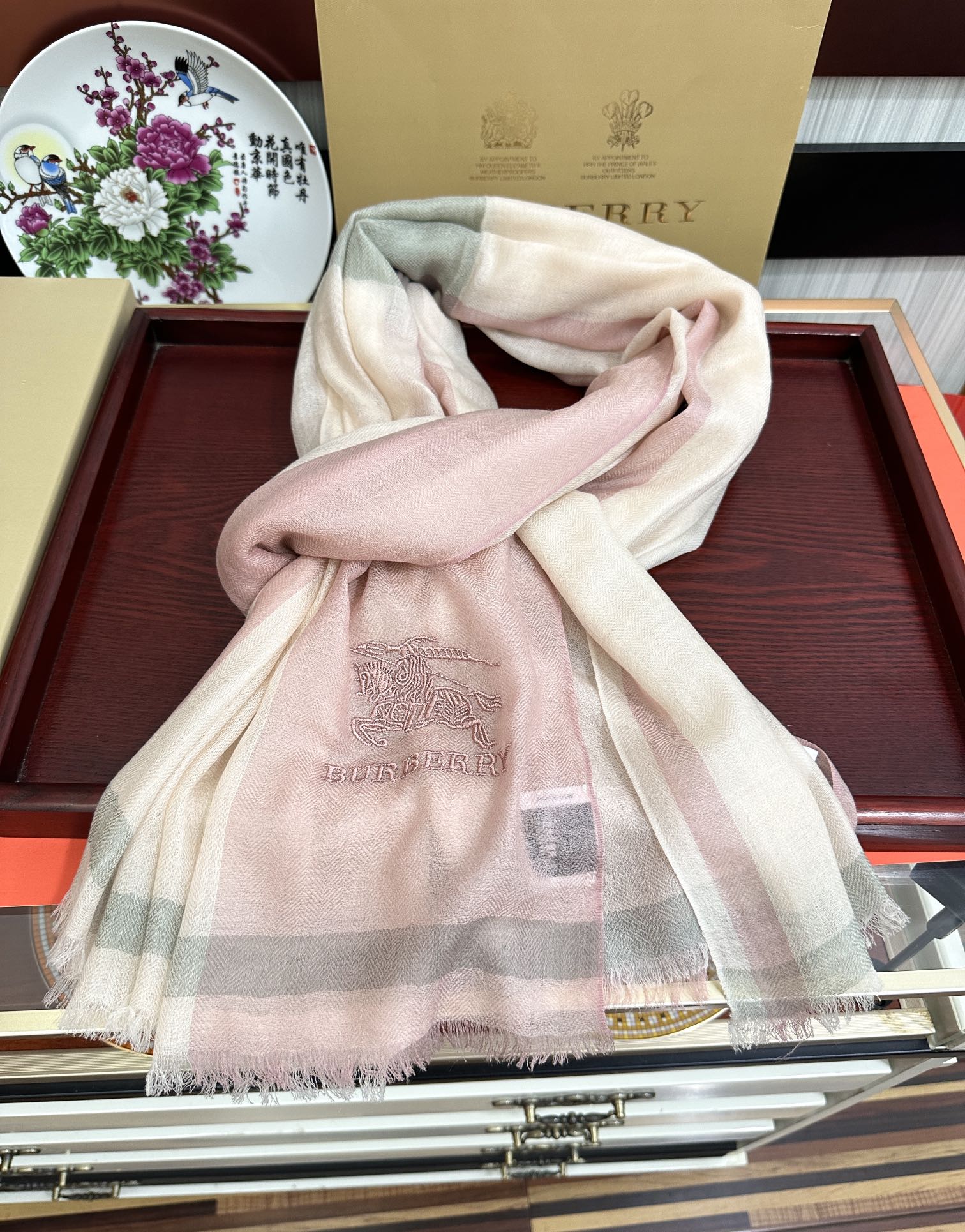 上新。2011 巴宝莉👍重磅推荐🎀太美了👓火爆N年的格子，人人都喜欢💕时潮人都有好几条巴家围巾放在衣橱，