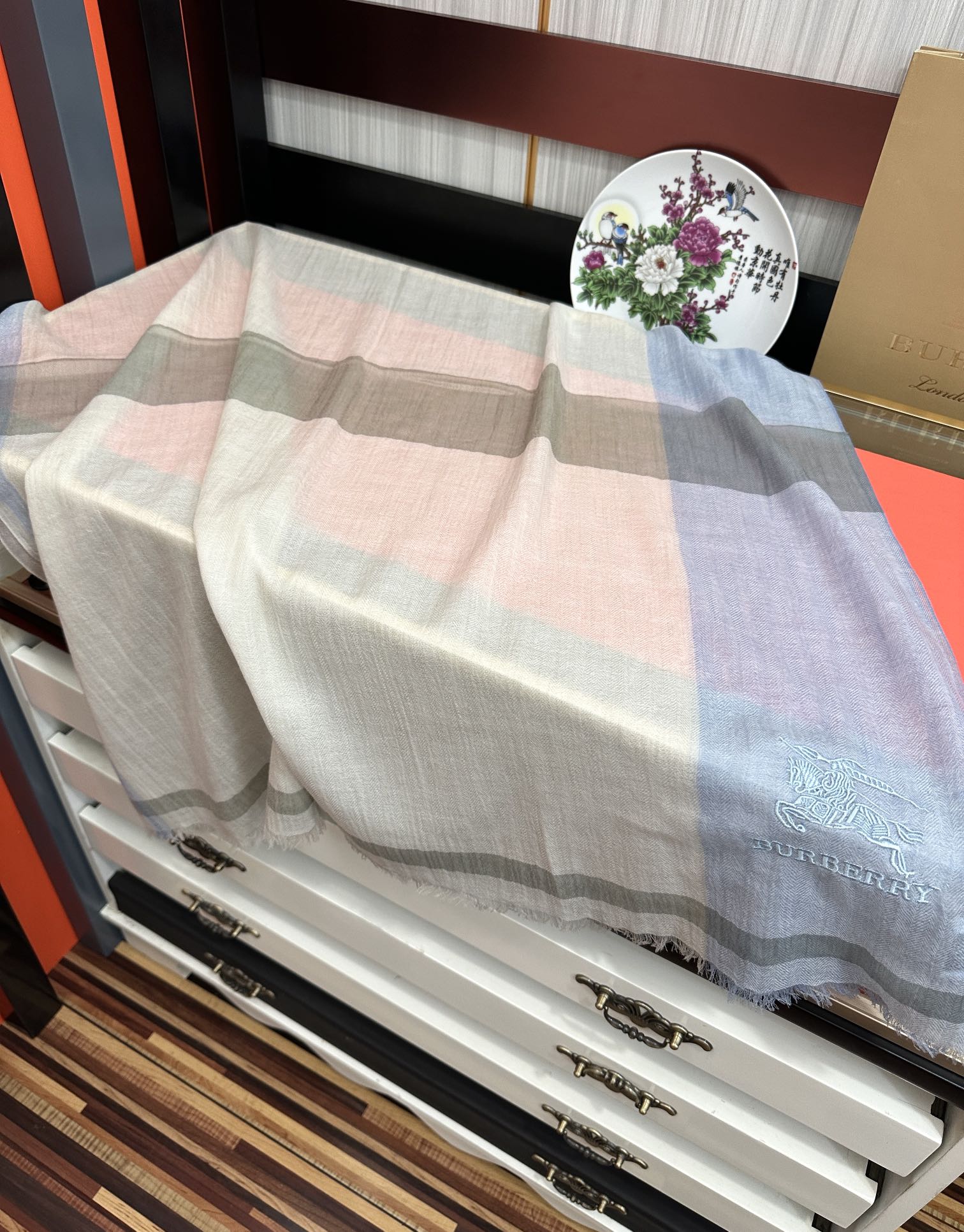 上新。2011 巴宝莉👍重磅推荐🎀太美了👓火爆N年的格子，人人都喜欢💕时潮人都有好几条巴家围巾放在衣橱，