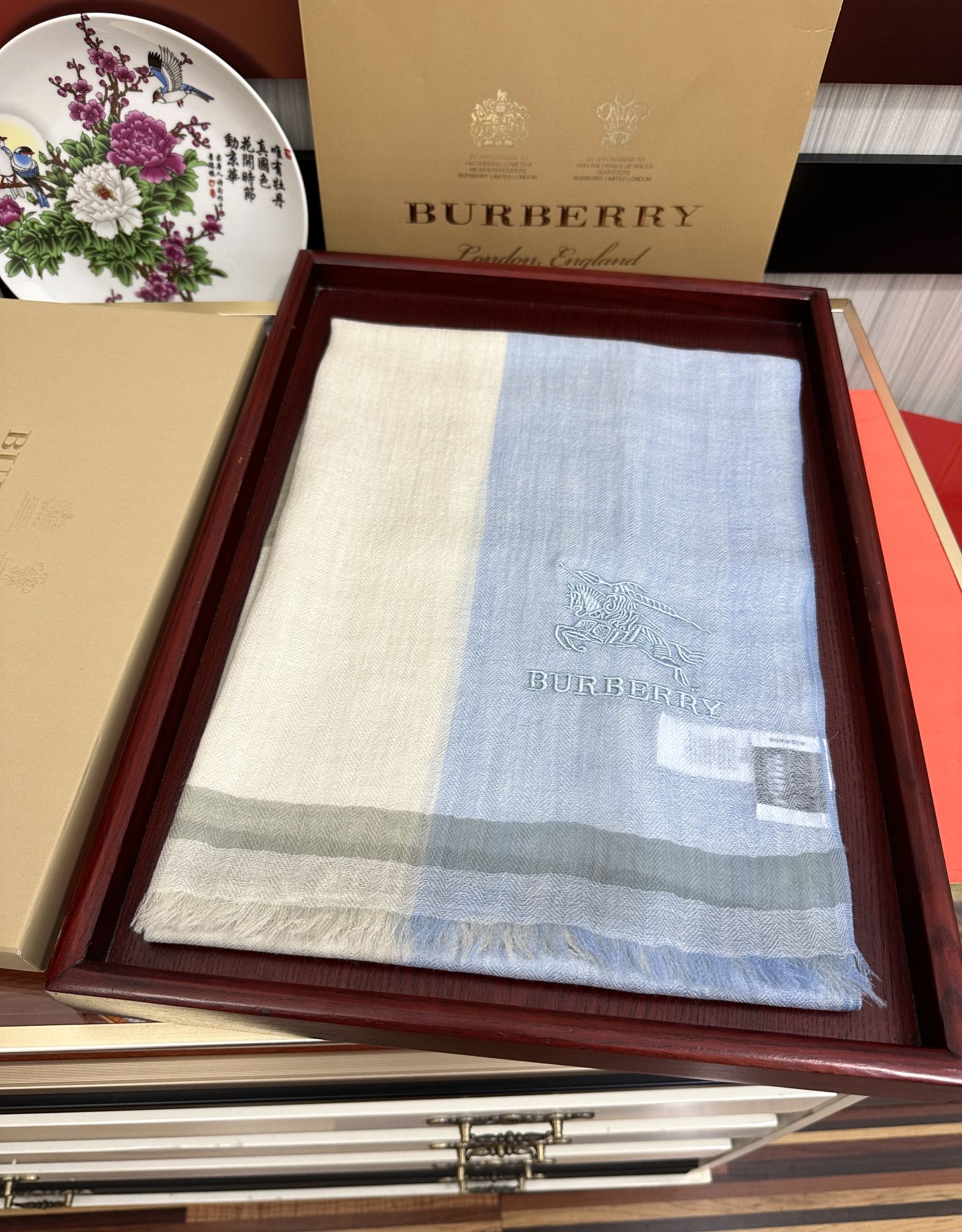 上新。2011 巴宝莉👍重磅推荐🎀太美了👓火爆N年的格子，人人都喜欢💕时潮人都有好几条巴家围巾放在衣橱，