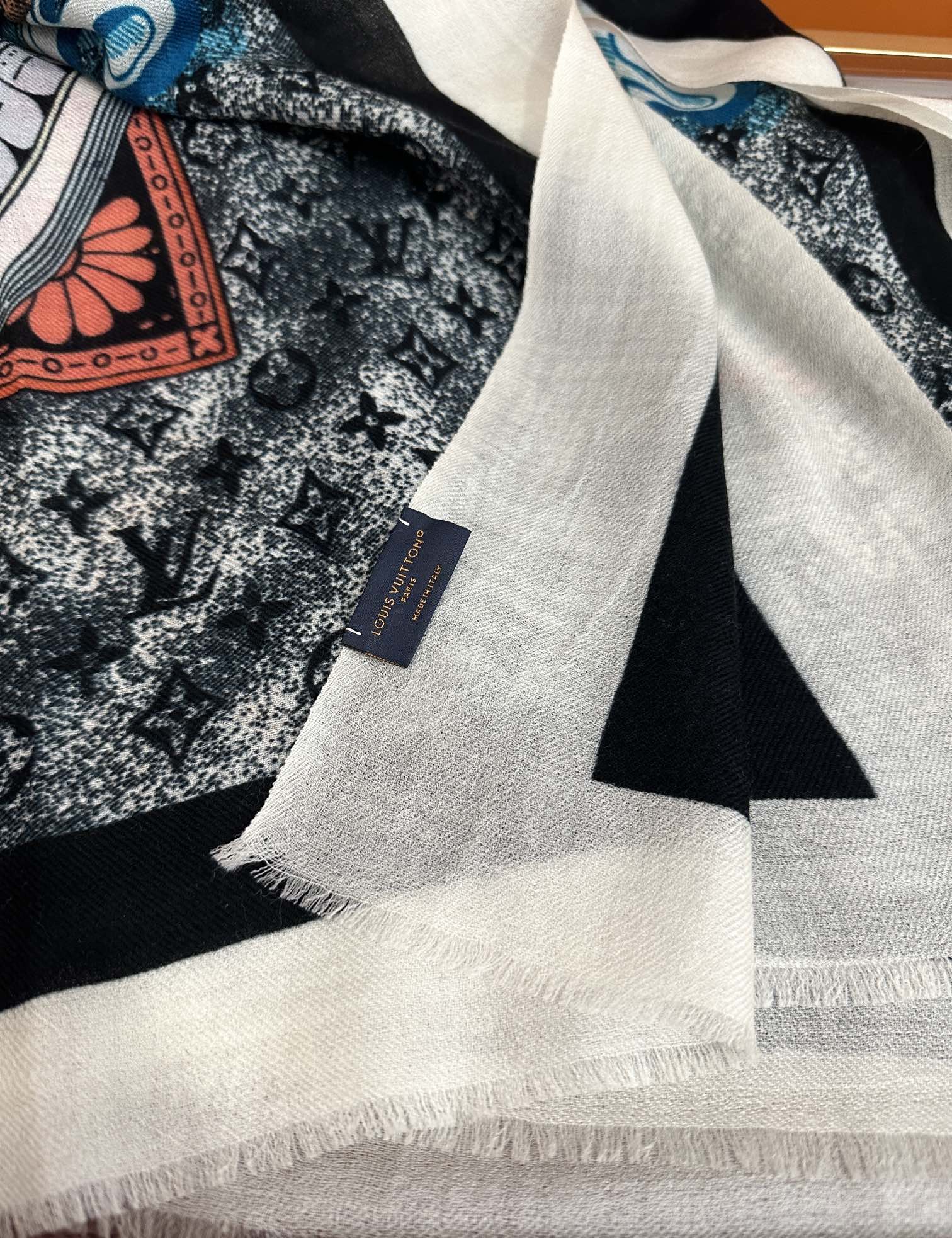 。LV家2026 最新款‼️顶级设计太美了，真心赞👍【双面300支戒指绒长巾】😘💍实物真心美 🎀披肩配以