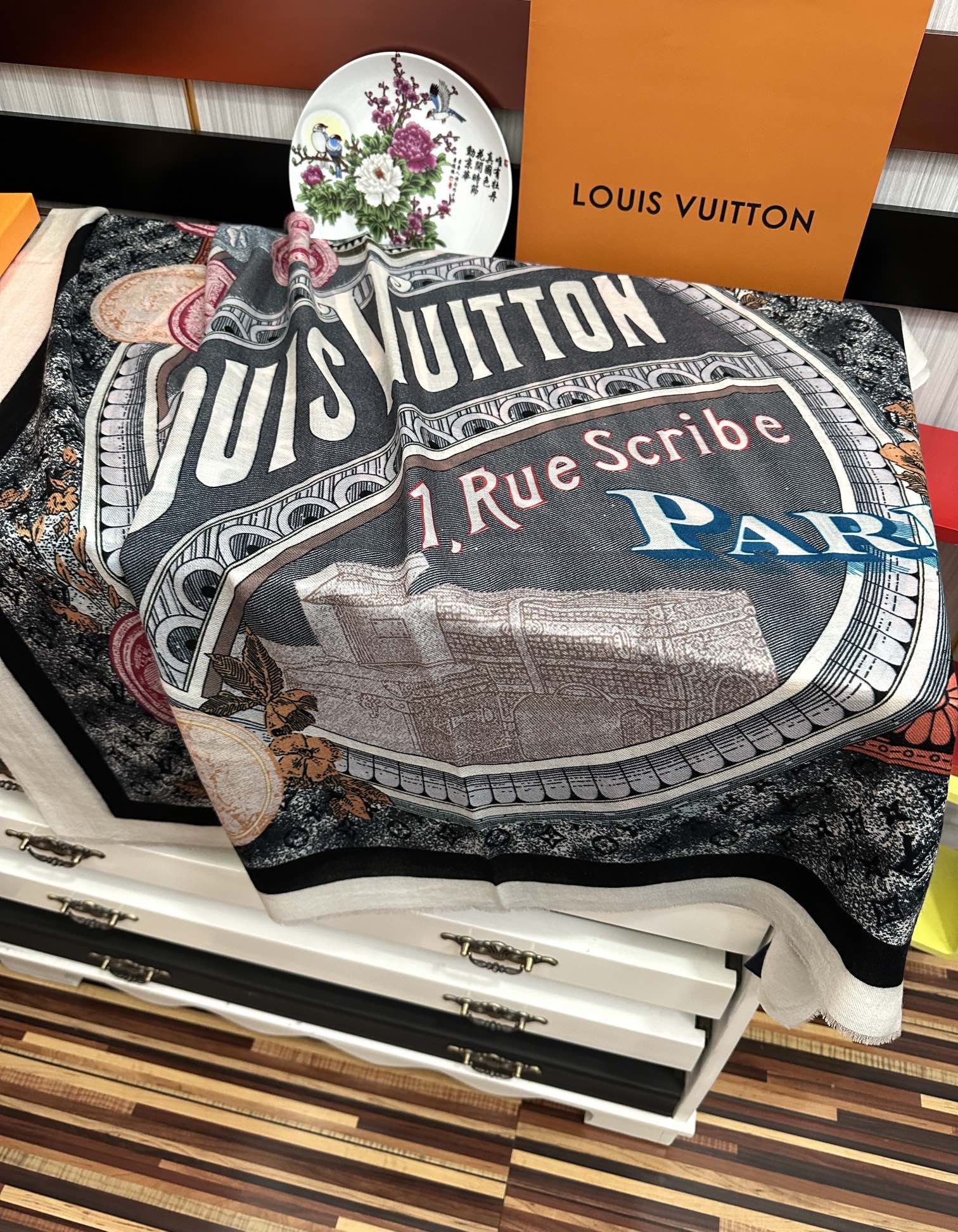 。LV家2026 最新款‼️顶级设计太美了，真心赞👍【双面300支戒指绒长巾】😘💍实物真心美 🎀披肩配以