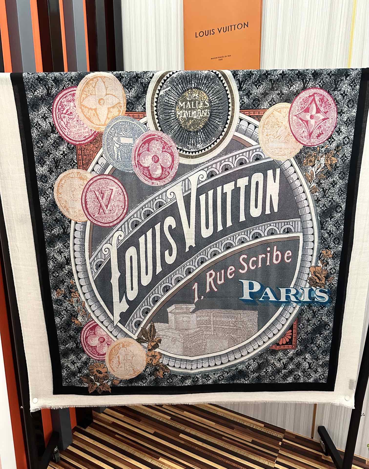 。LV家2026 最新款‼️顶级设计太美了，真心赞👍【双面300支戒指绒长巾】😘💍实物真心美 🎀披肩配以