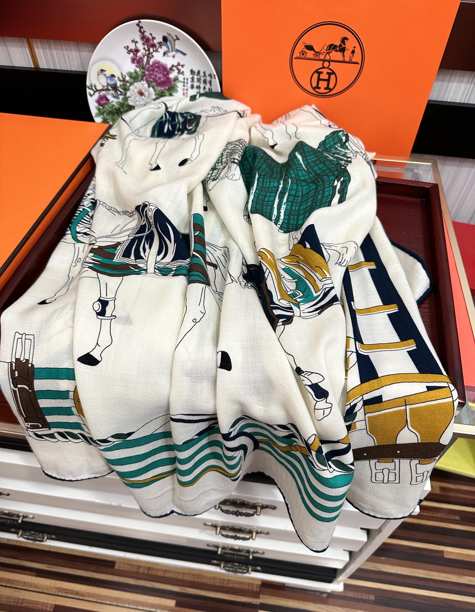 。爱马仕2026秋冬新款[爱心]新一季丝巾采购清单估计各位养马人们已经列好了[太阳]我就不推荐了回头分享