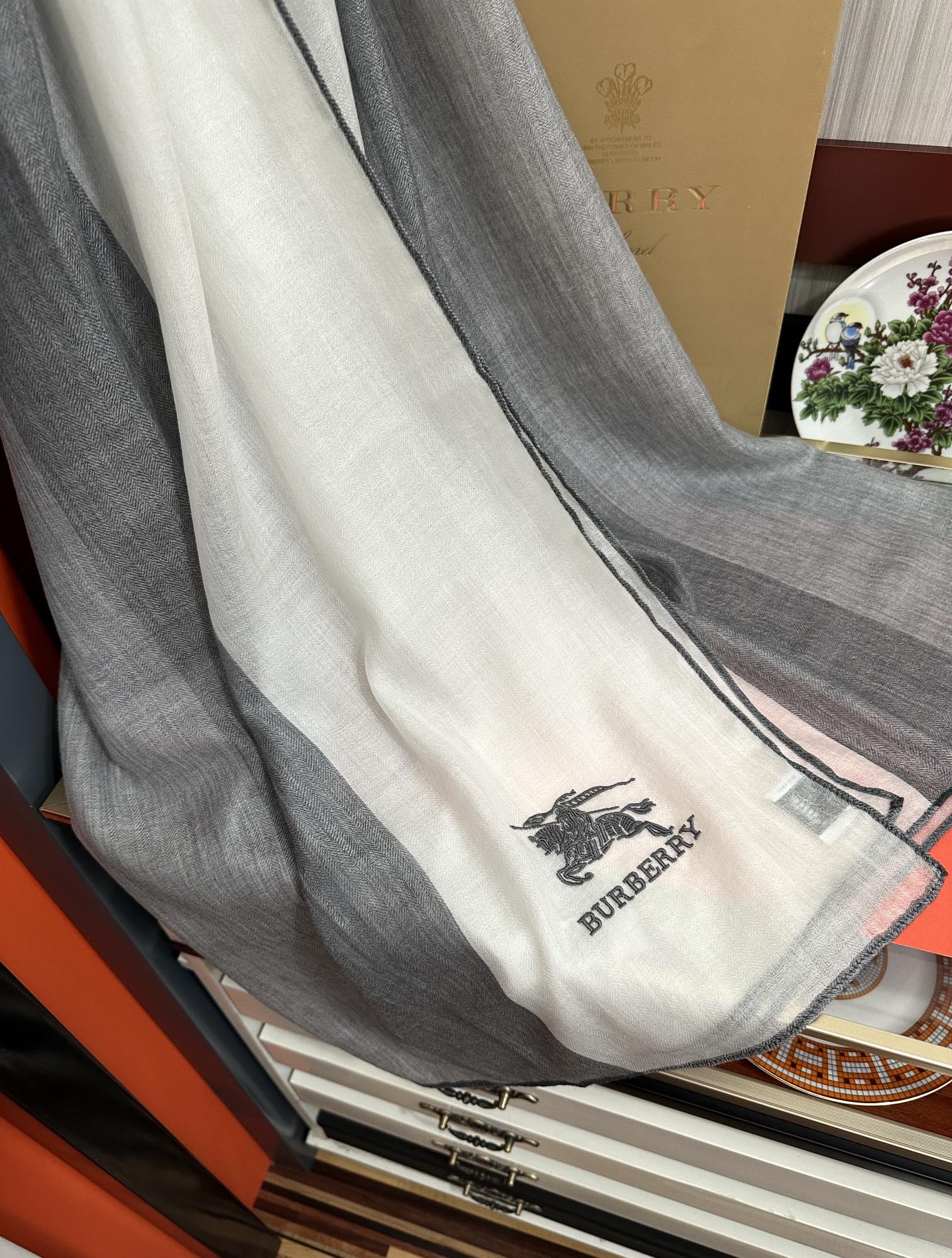 上新。2011 巴宝莉👍采用内蒙古山羊绒，重磅推荐🎀太美了👓火爆，人人都喜欢💕时潮人都有好几条巴家围巾放