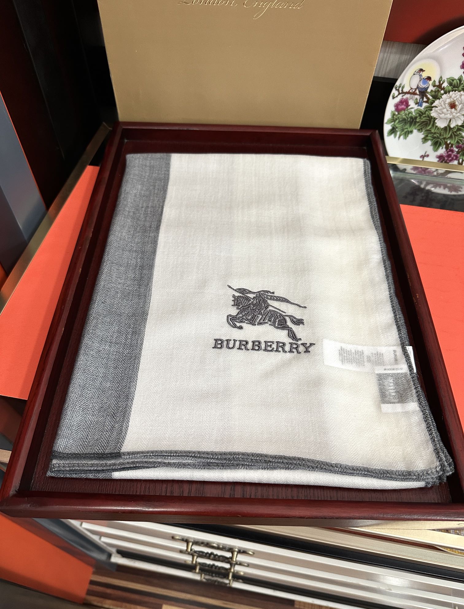 上新。2011 巴宝莉👍采用内蒙古山羊绒，重磅推荐🎀太美了👓火爆，人人都喜欢💕时潮人都有好几条巴家围巾放