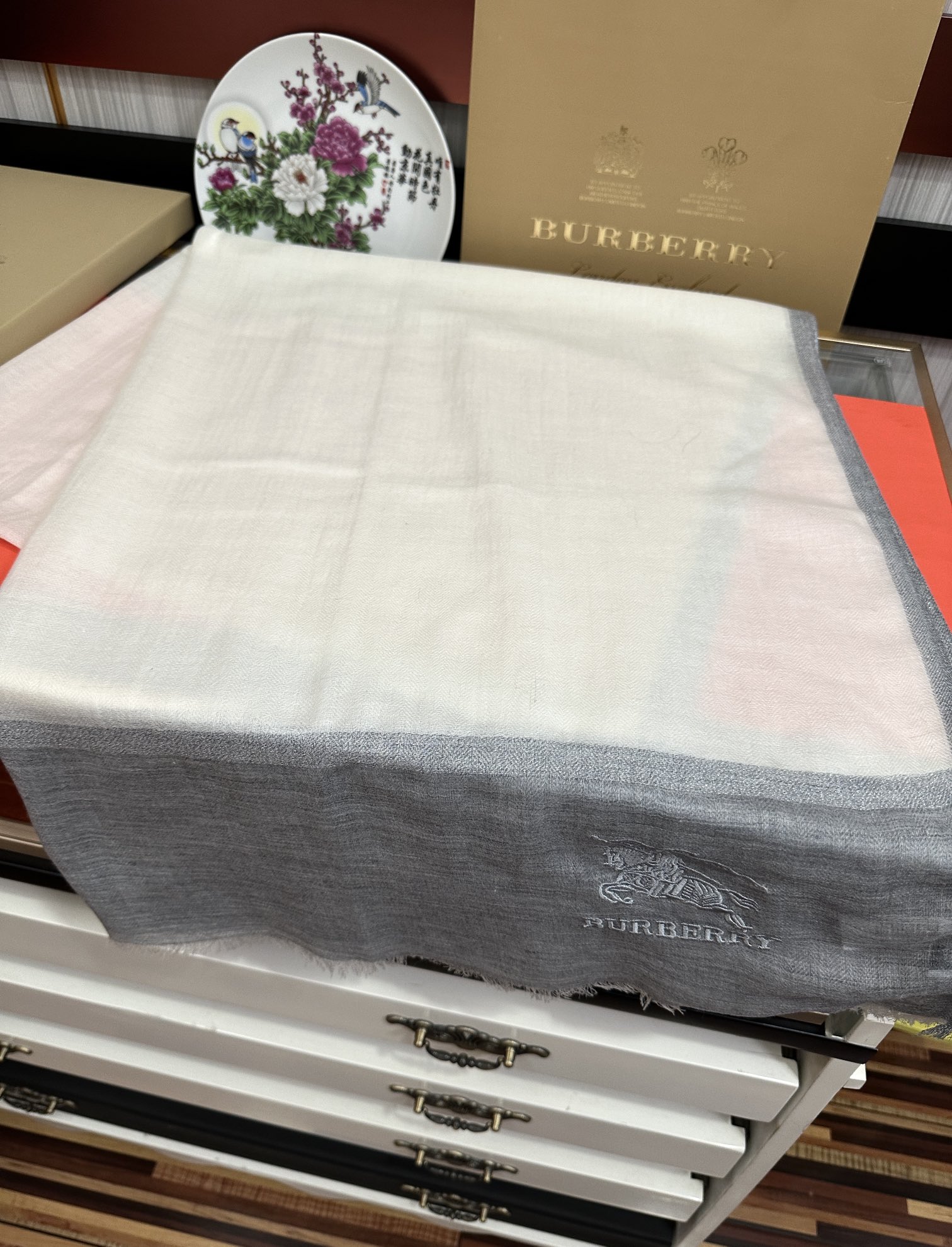 上新。2011 巴宝莉👍重磅推荐🎀太美了👓火爆N年的格子，人人都喜欢💕时潮人都有好几条巴家围巾放在衣橱，