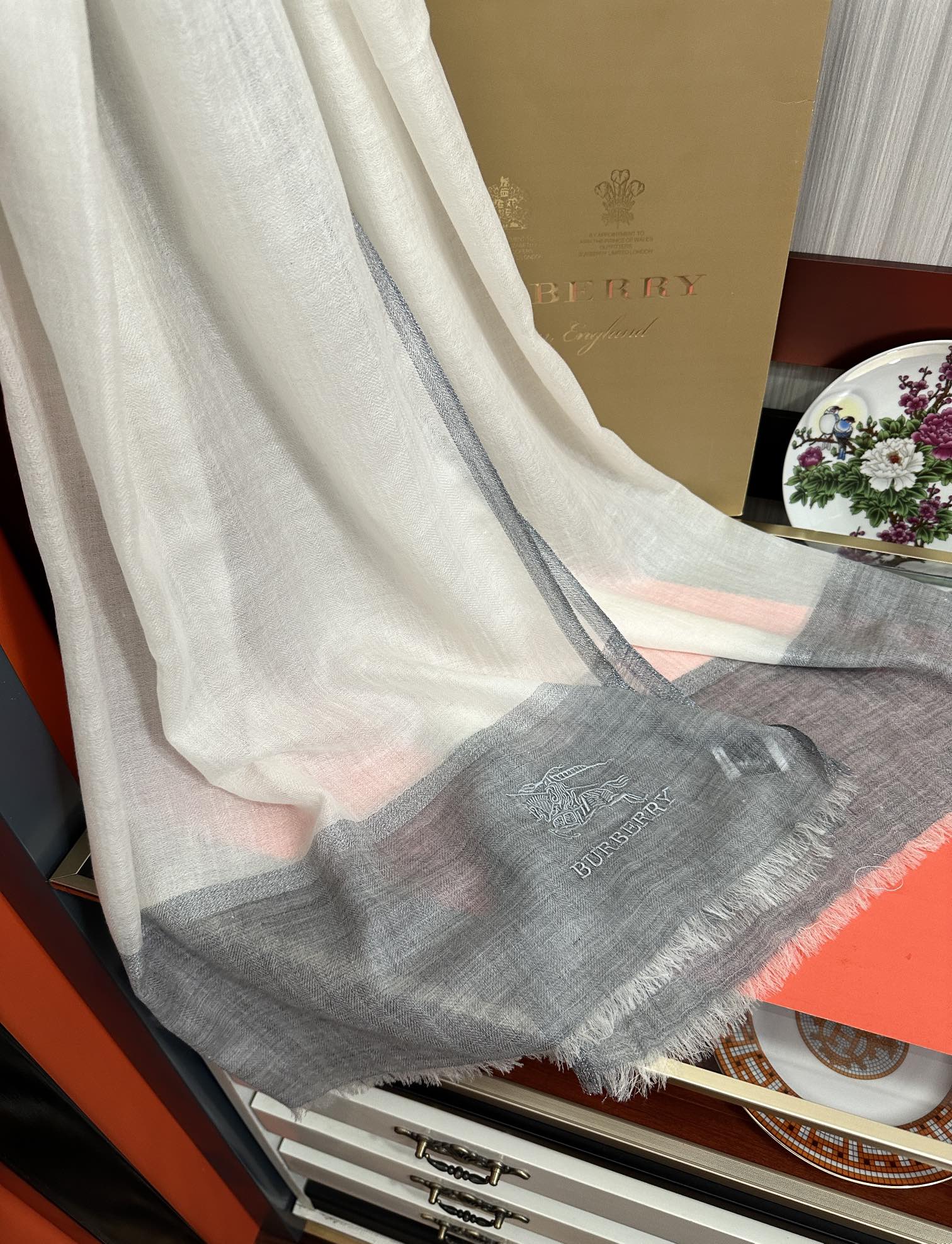 上新。2011 巴宝莉👍重磅推荐🎀太美了👓火爆N年的格子，人人都喜欢💕时潮人都有好几条巴家围巾放在衣橱，