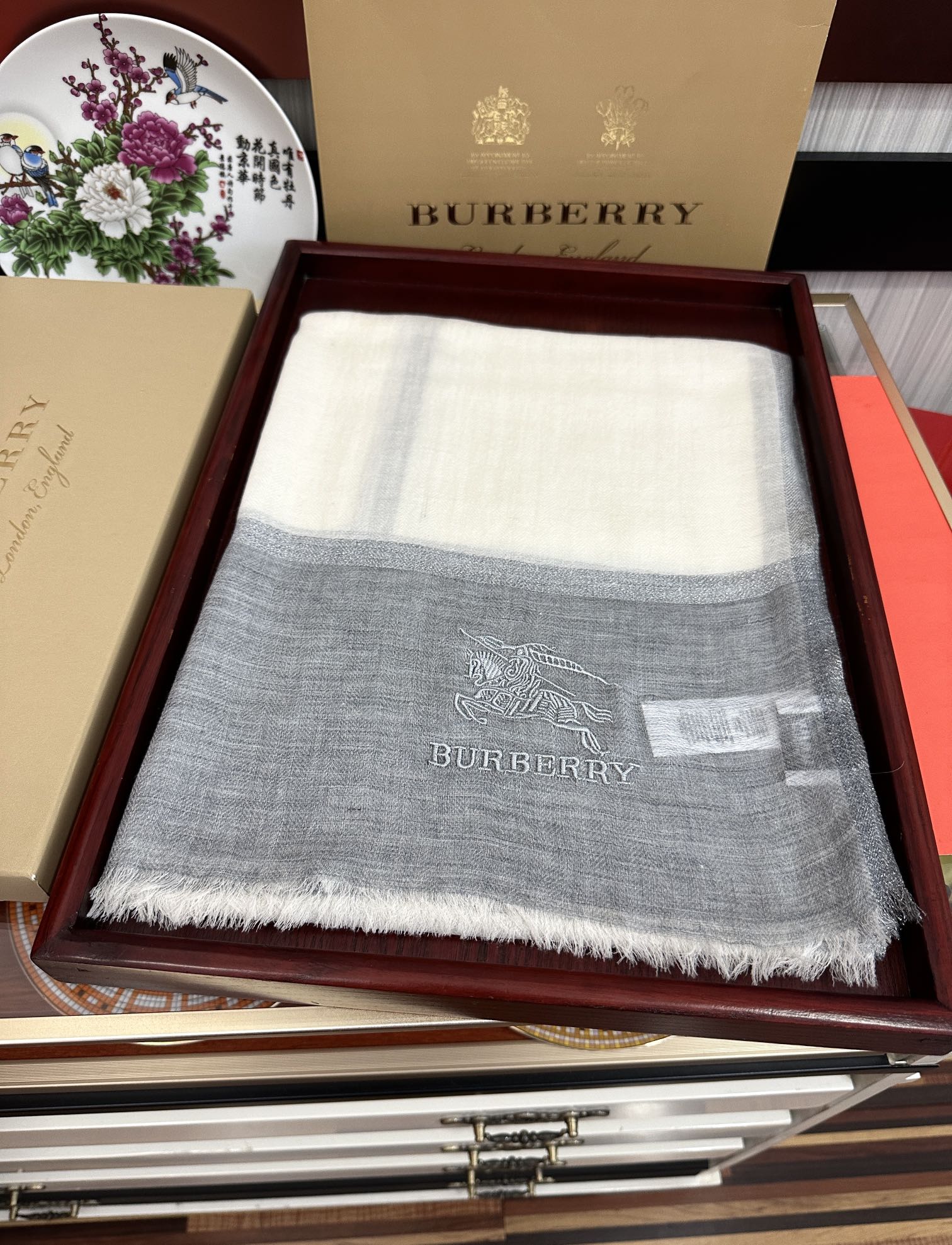 上新。2011 巴宝莉👍重磅推荐🎀太美了👓火爆N年的格子，人人都喜欢💕时潮人都有好几条巴家围巾放在衣橱，