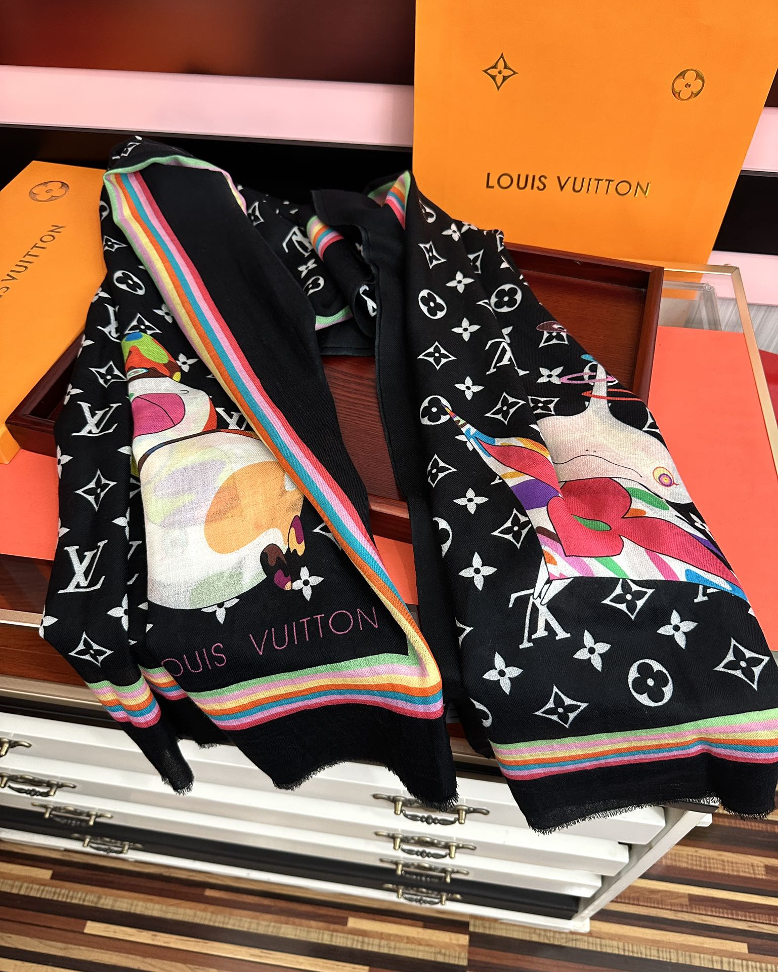 。新款L v 太美了[礼物]今年最流行的款式[得意]真心赞👍😘💍实物真心美 🎀披肩配以印花💓💃🏻无论设计