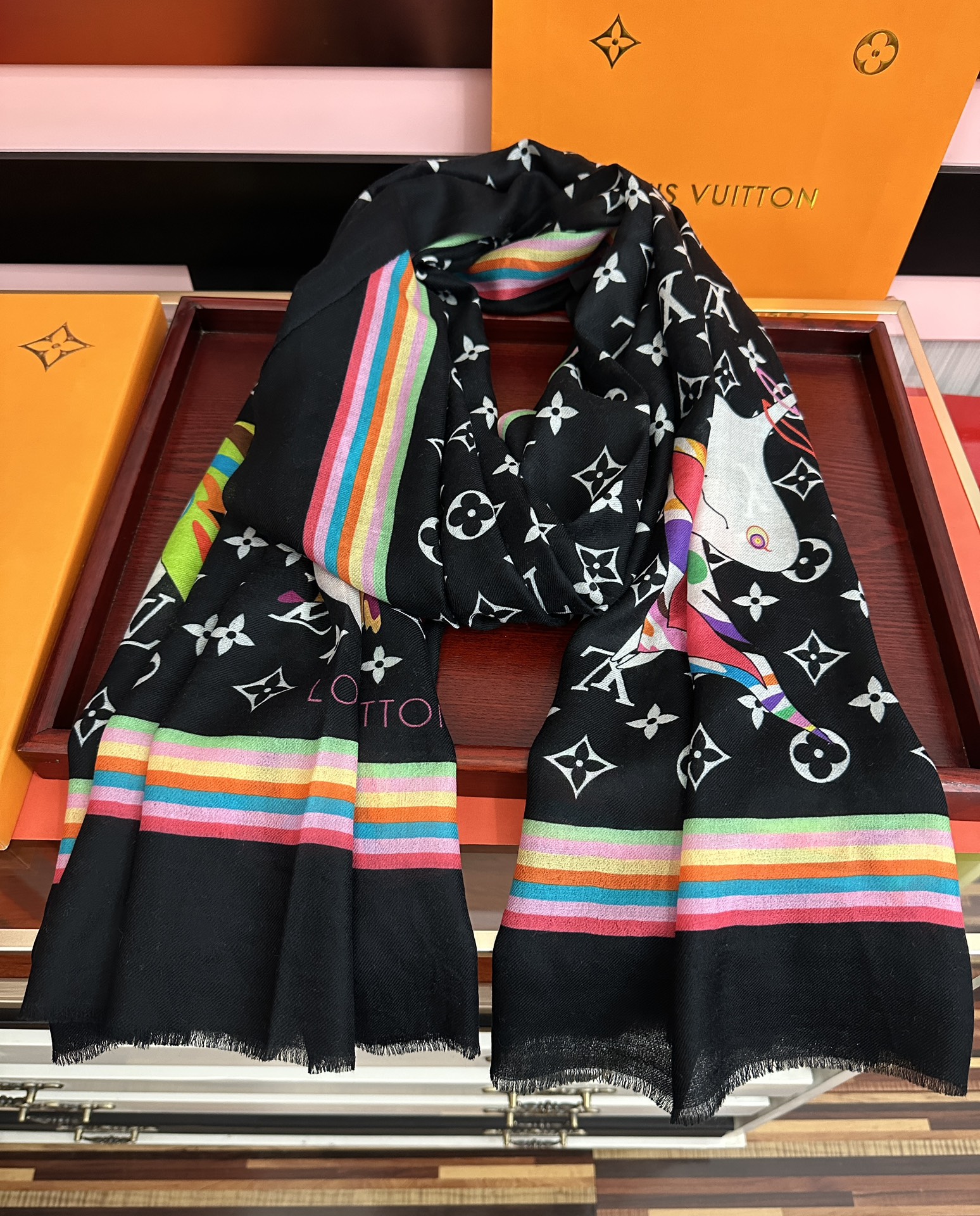 。新款L v 太美了[礼物]今年最流行的款式[得意]真心赞👍😘💍实物真心美 🎀披肩配以印花💓💃🏻无论设计