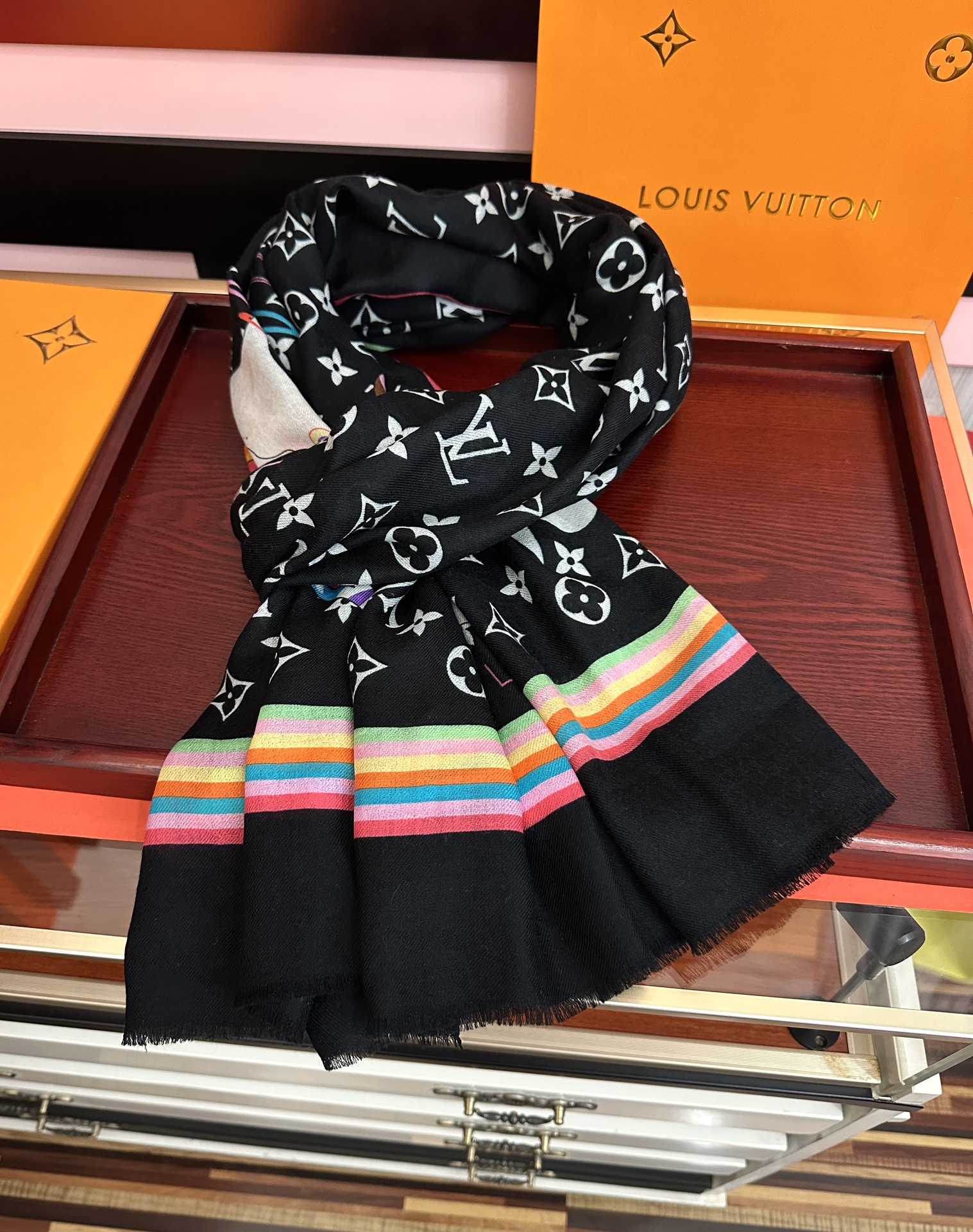 。新款L v 太美了[礼物]今年最流行的款式[得意]真心赞👍😘💍实物真心美 🎀披肩配以印花💓💃🏻无论设计