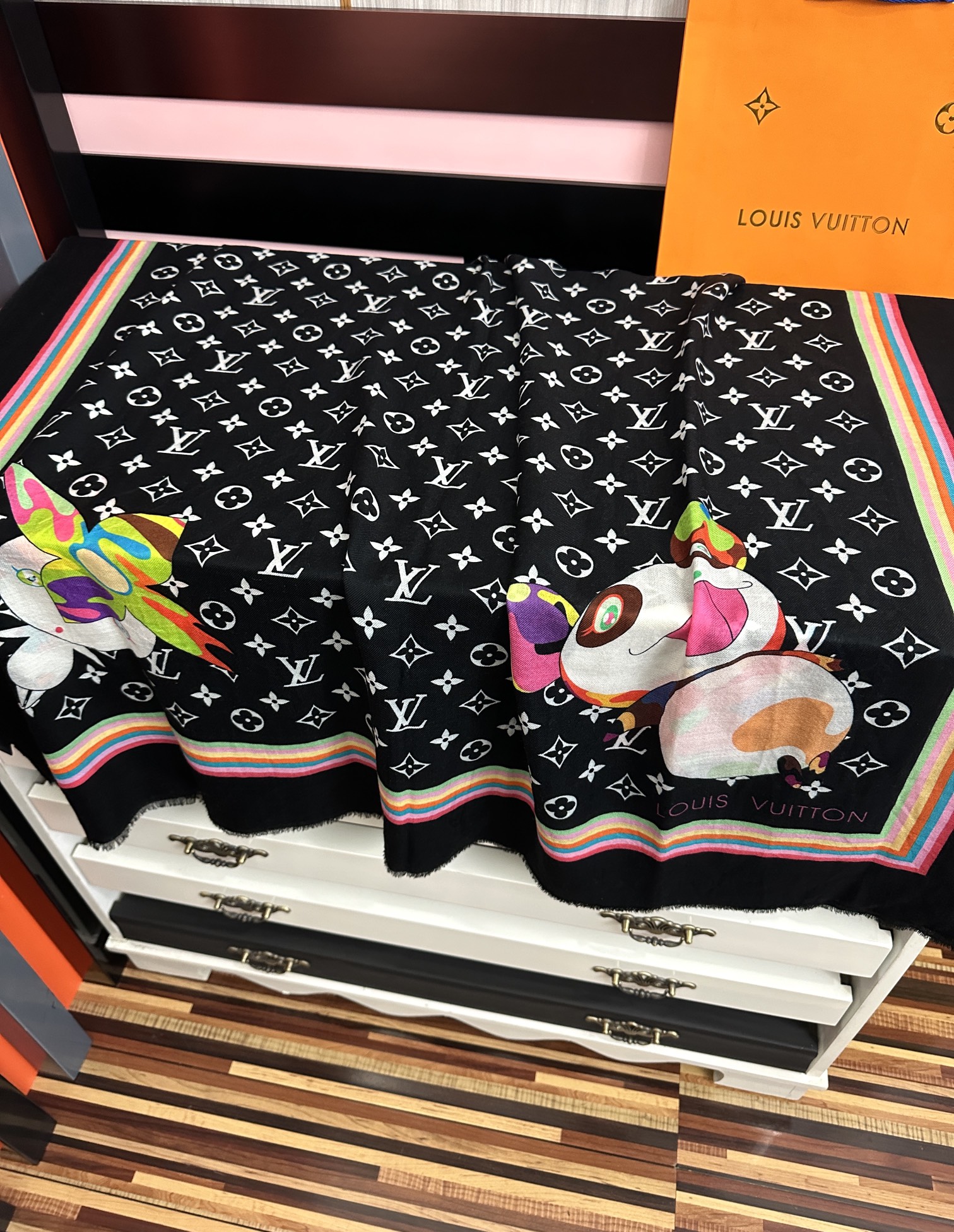 。新款L v 太美了[礼物]今年最流行的款式[得意]真心赞👍😘💍实物真心美 🎀披肩配以印花💓💃🏻无论设计