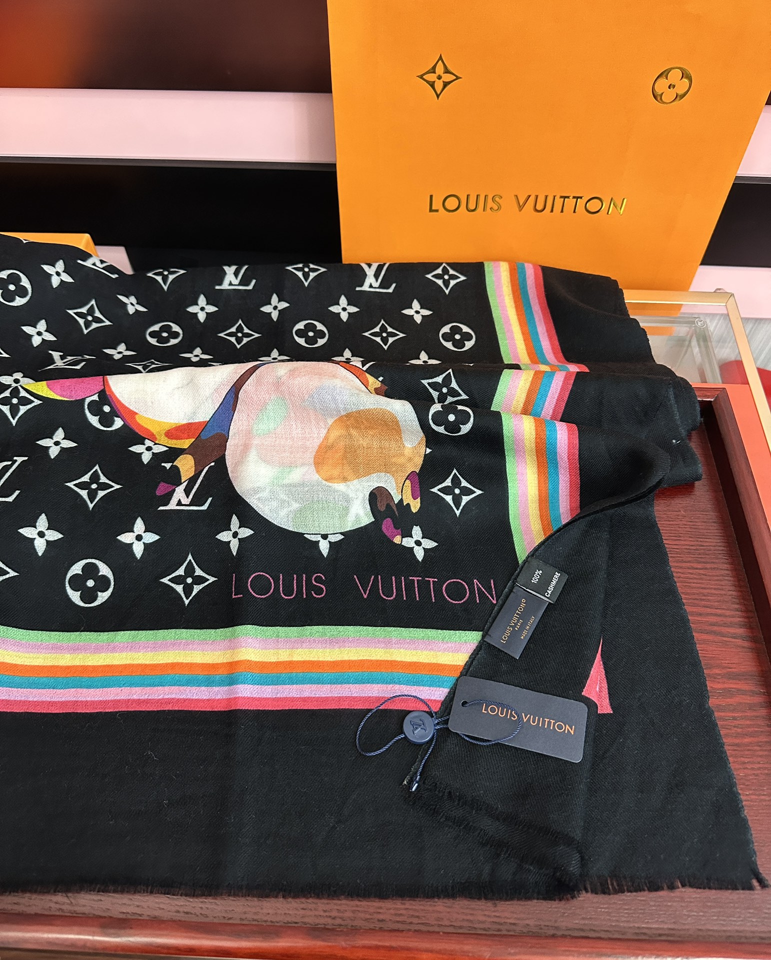 。新款L v 太美了[礼物]今年最流行的款式[得意]真心赞👍😘💍实物真心美 🎀披肩配以印花💓💃🏻无论设计