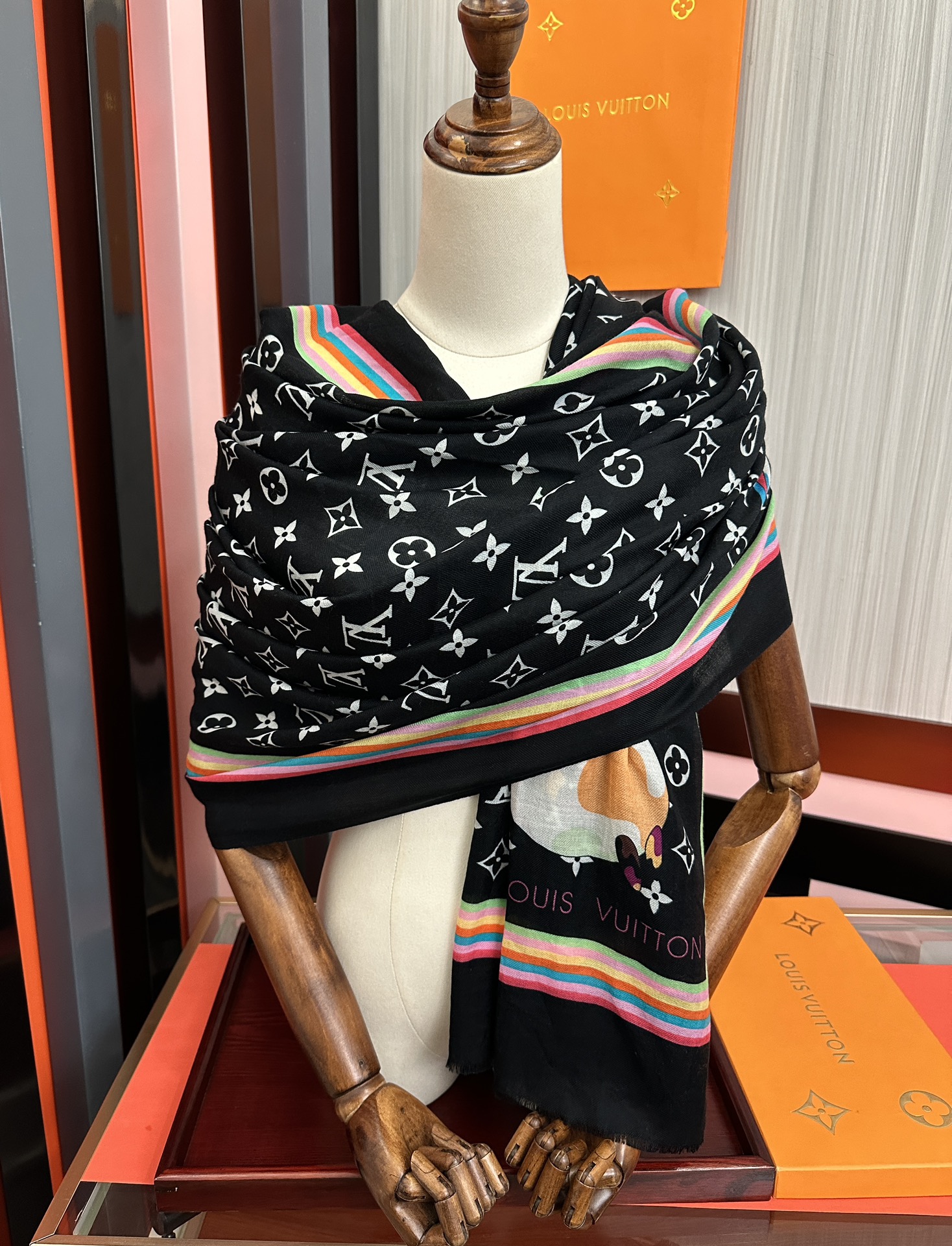 。新款L v 太美了[礼物]今年最流行的款式[得意]真心赞👍😘💍实物真心美 🎀披肩配以印花💓💃🏻无论设计